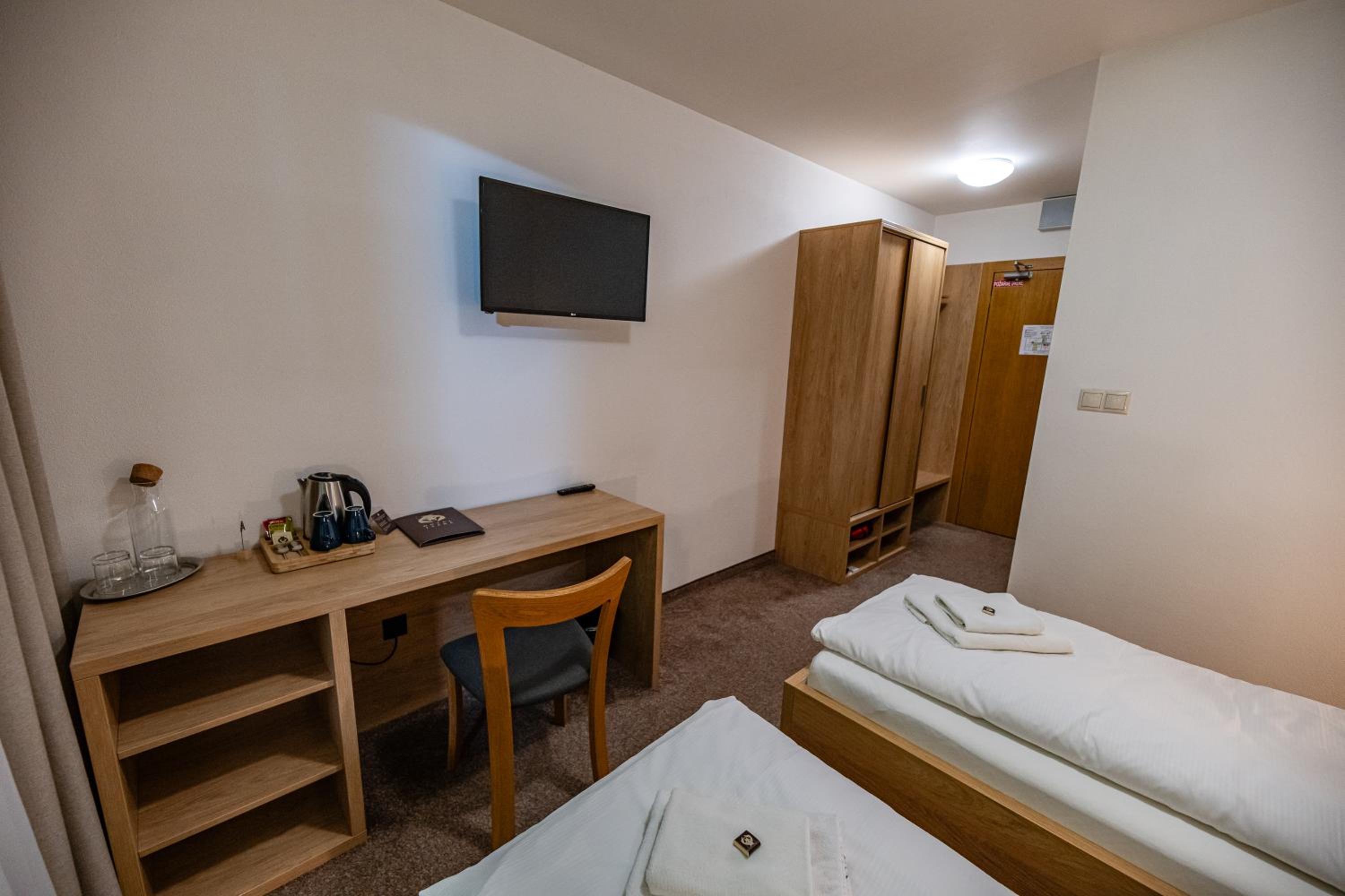 Standard Twin Room - Photo 3