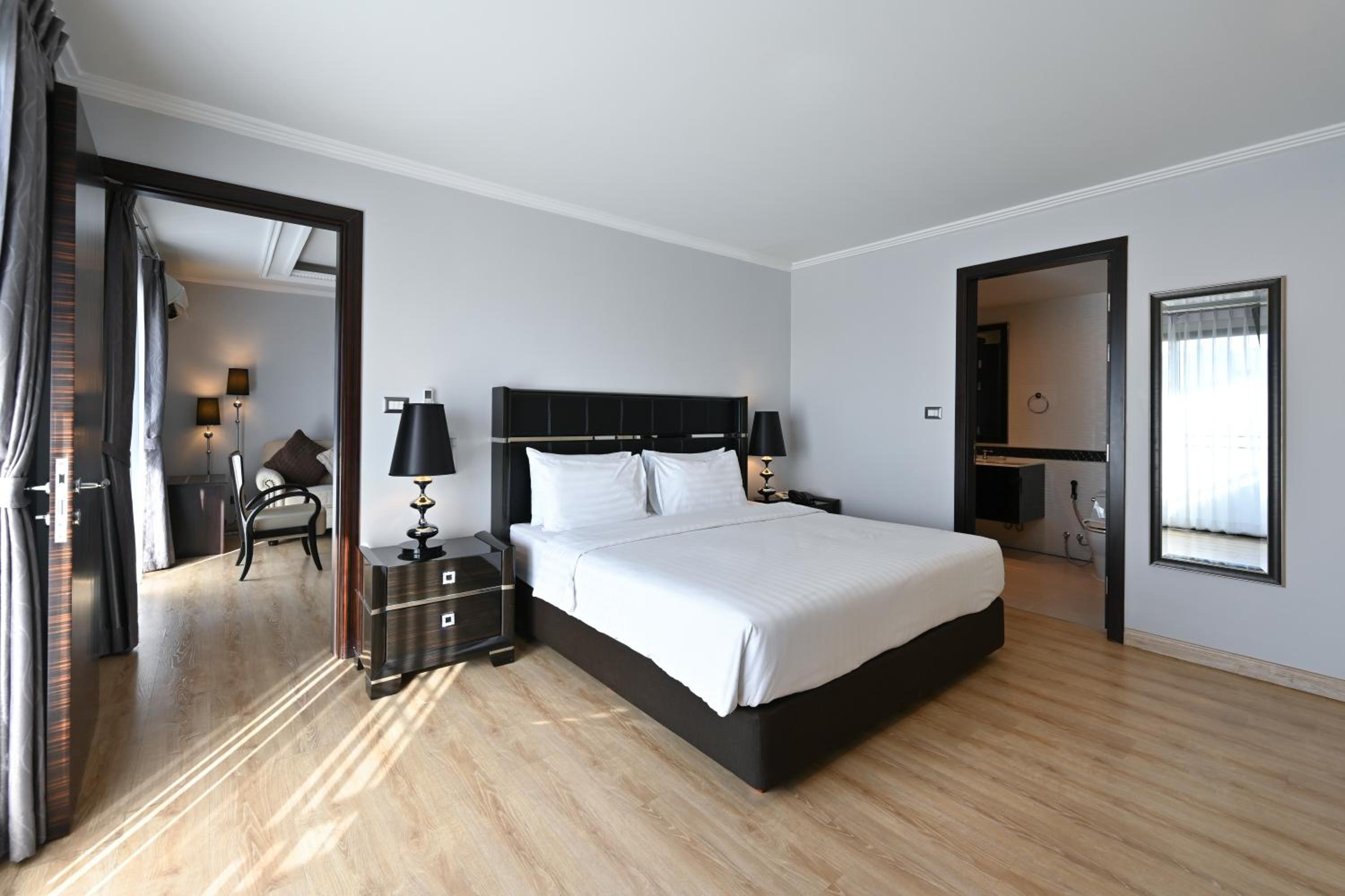 Executive Suite - Photo 2