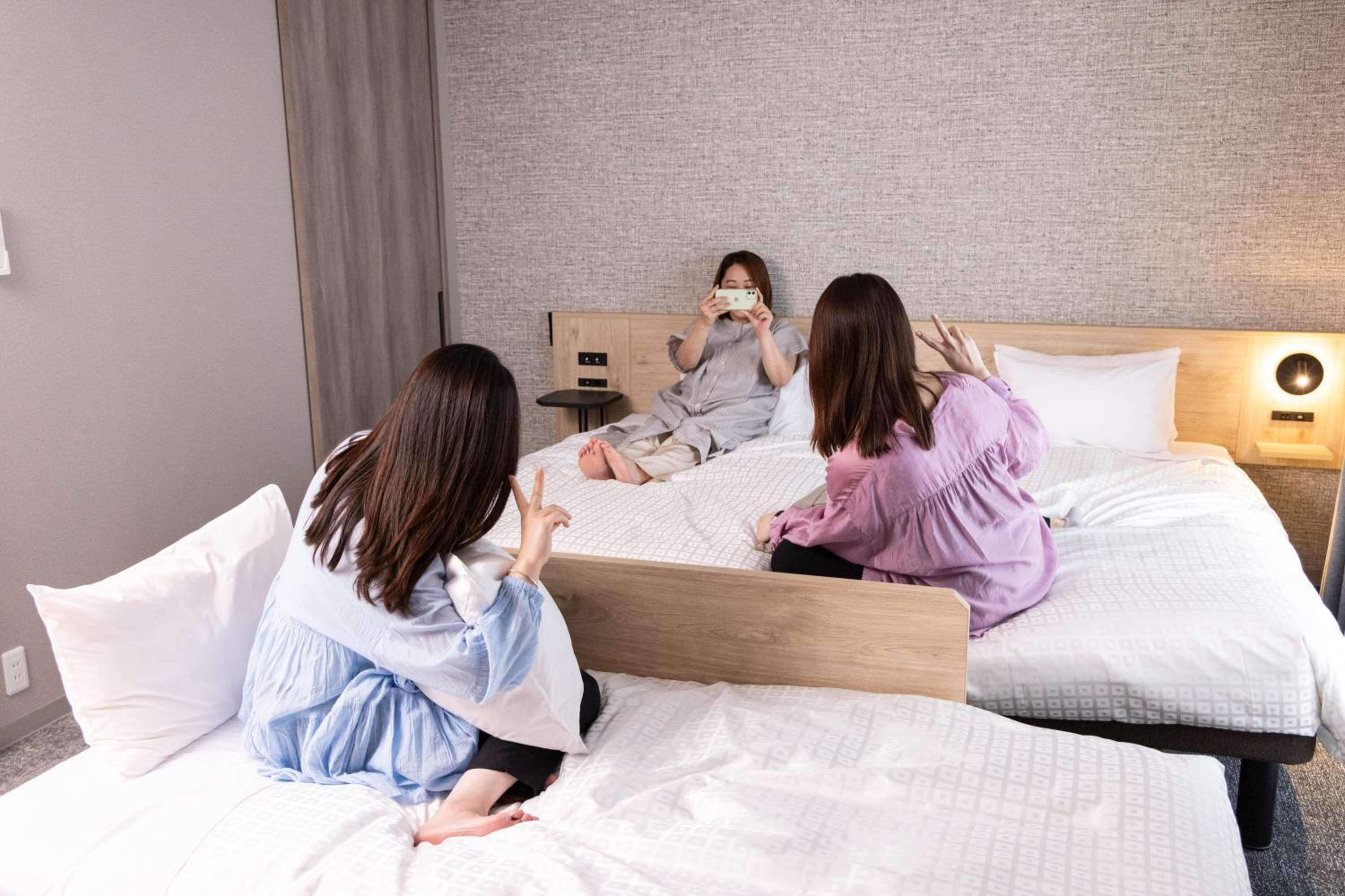 Deluxe Twin Room - Non-Smoking thumbnail 5