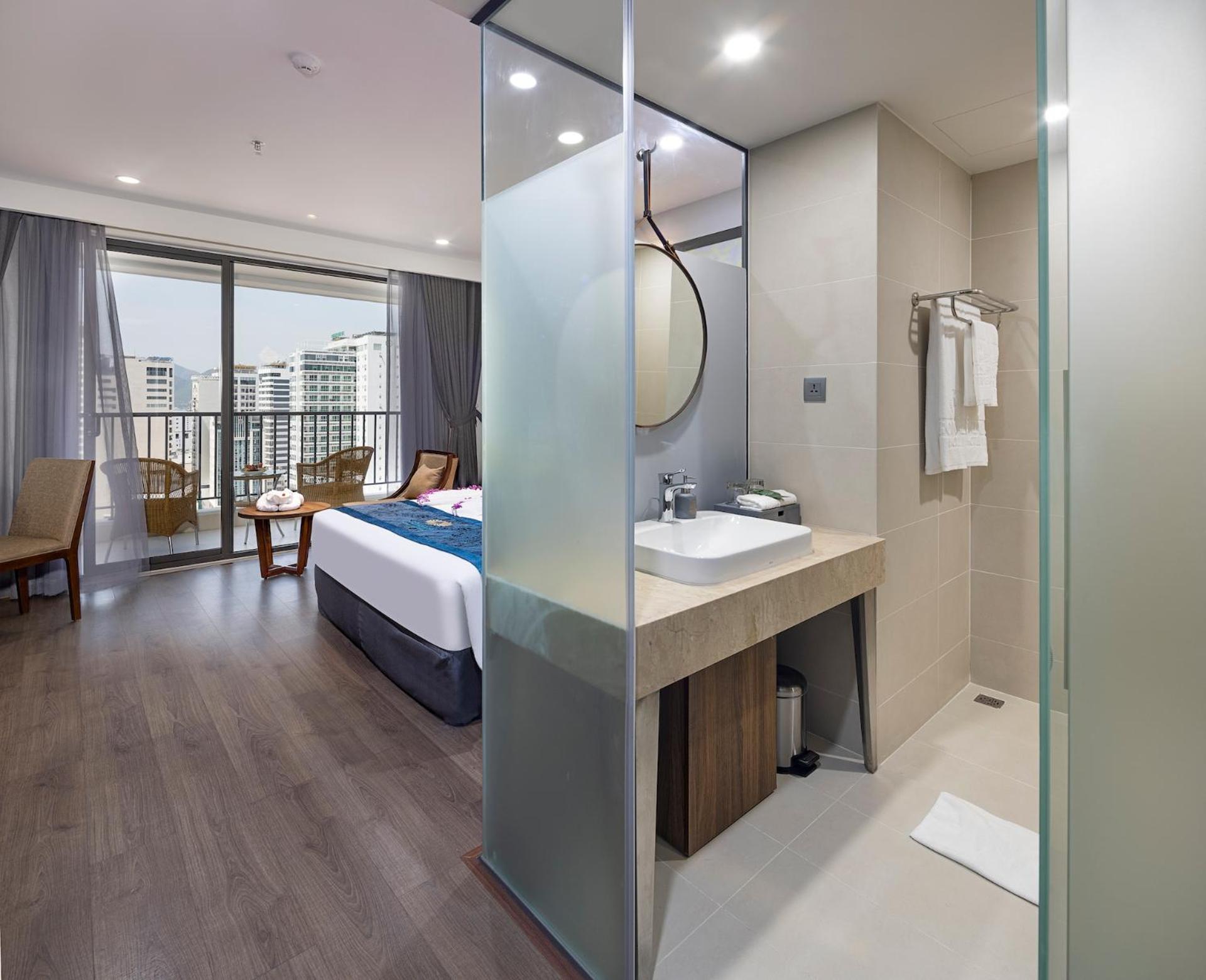 Premier Double Room with Balcony and City View - Photo 5