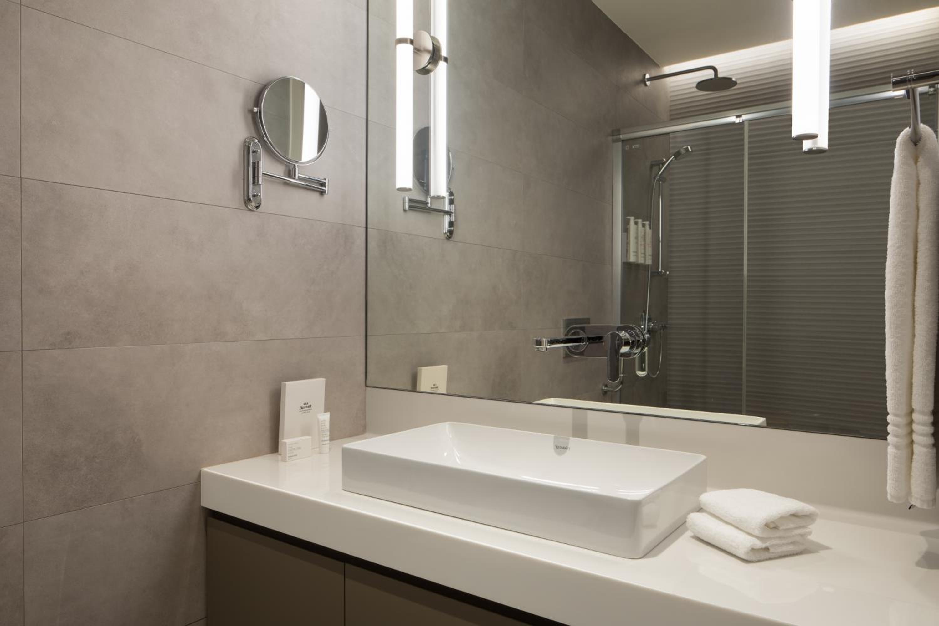 One Bedroom Deluxe Apartment with Garden Access or Terrace and City View thumbnail 6
