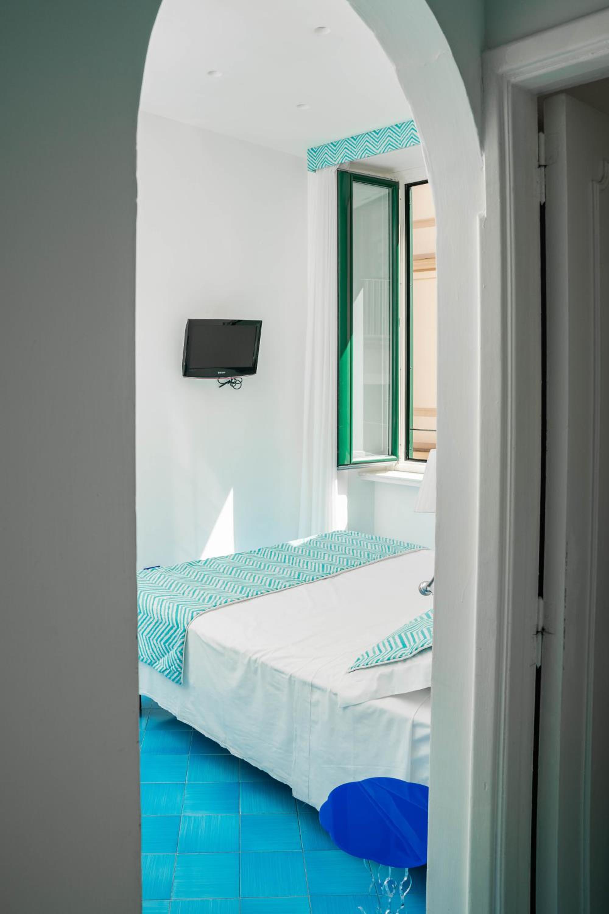 Double or Twin Room with View - Photo 21