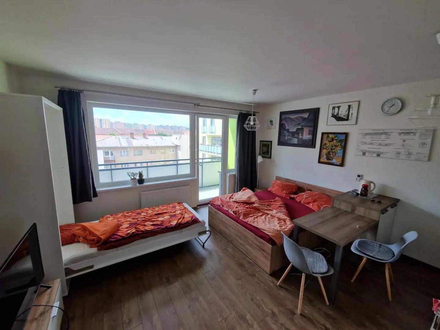 One-Bedroom Apartment photo 1