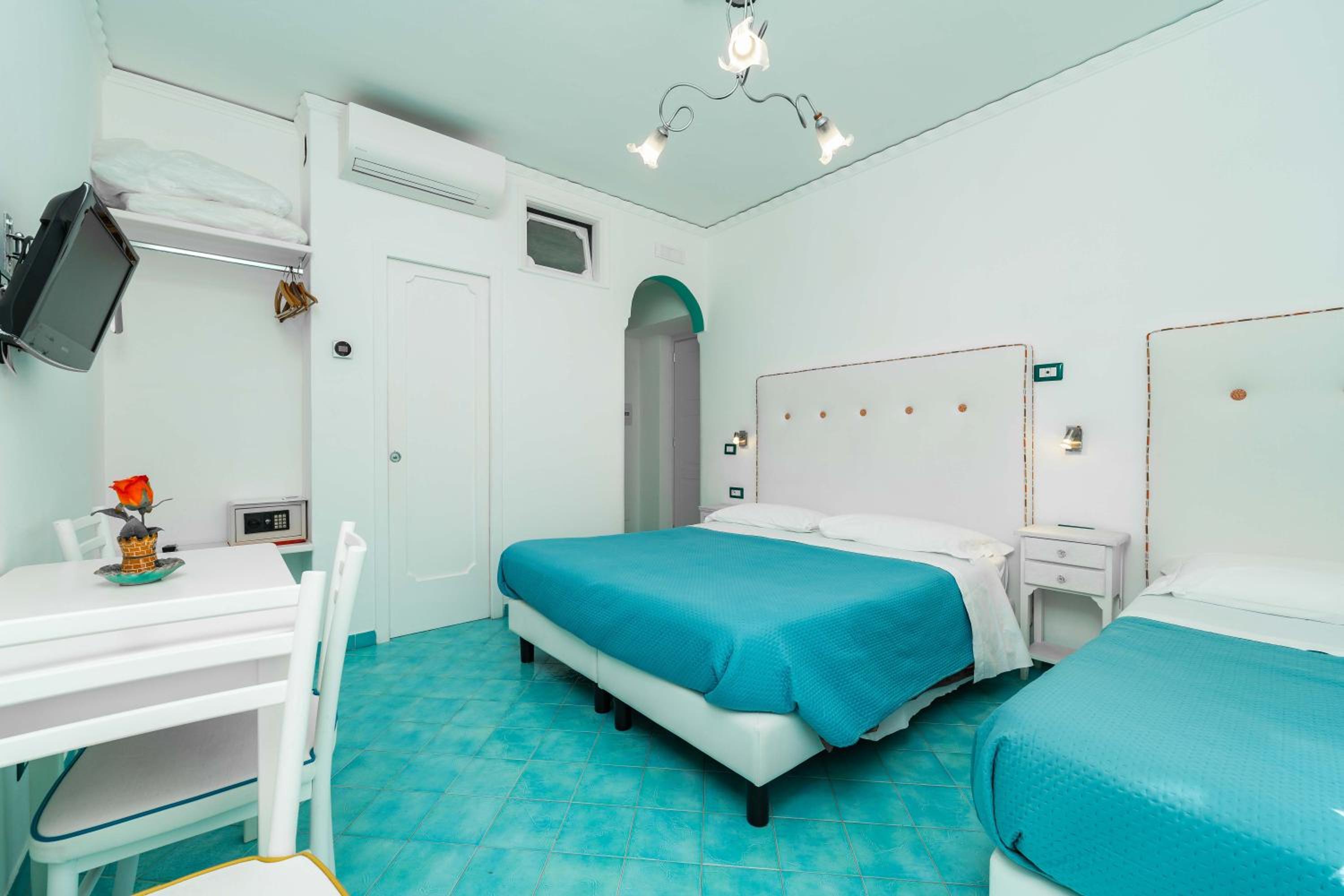 Double or Twin Room with View - Photo 38