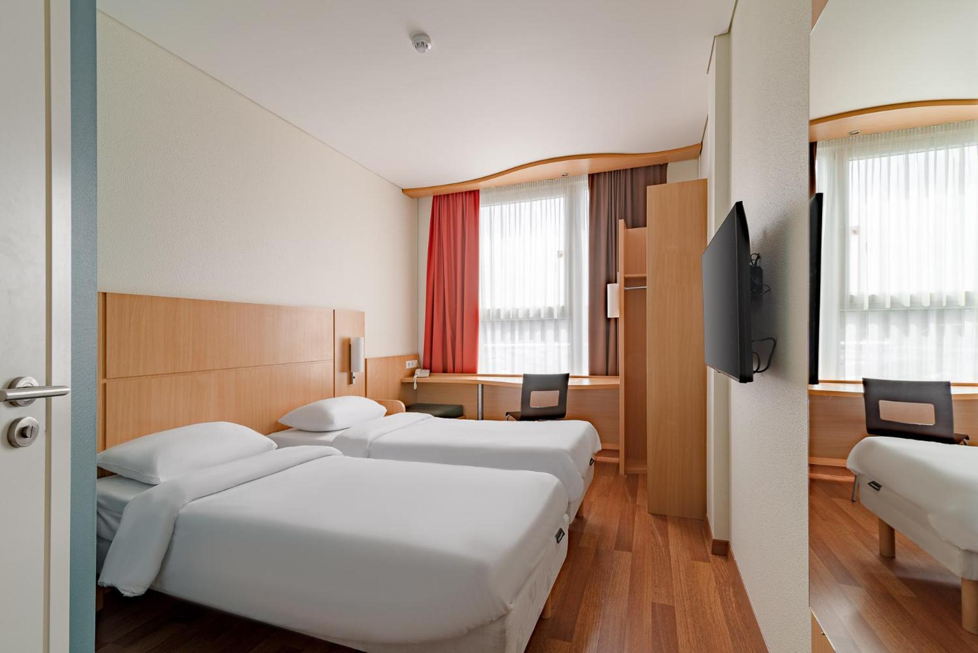 Standard Twin Room - Photo 4