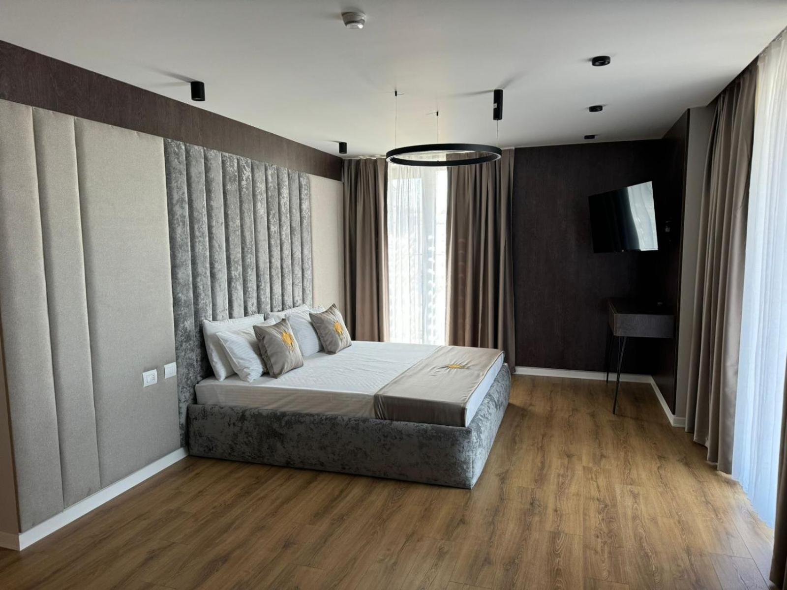 Deluxe King Suite