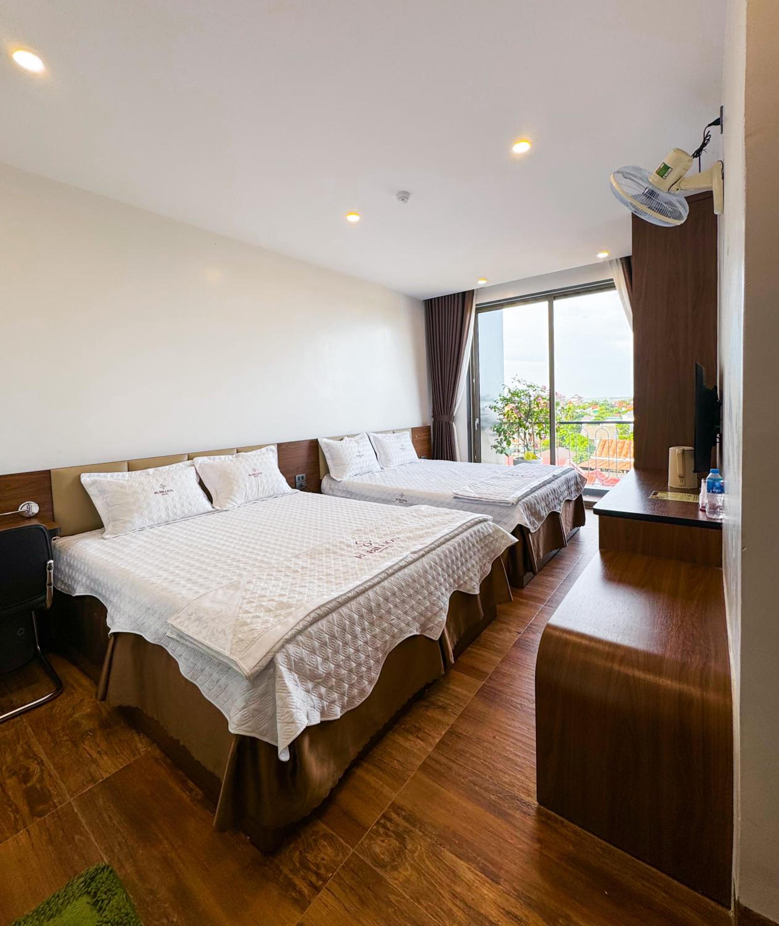 Queen Room With Two Queen Beds photo 2