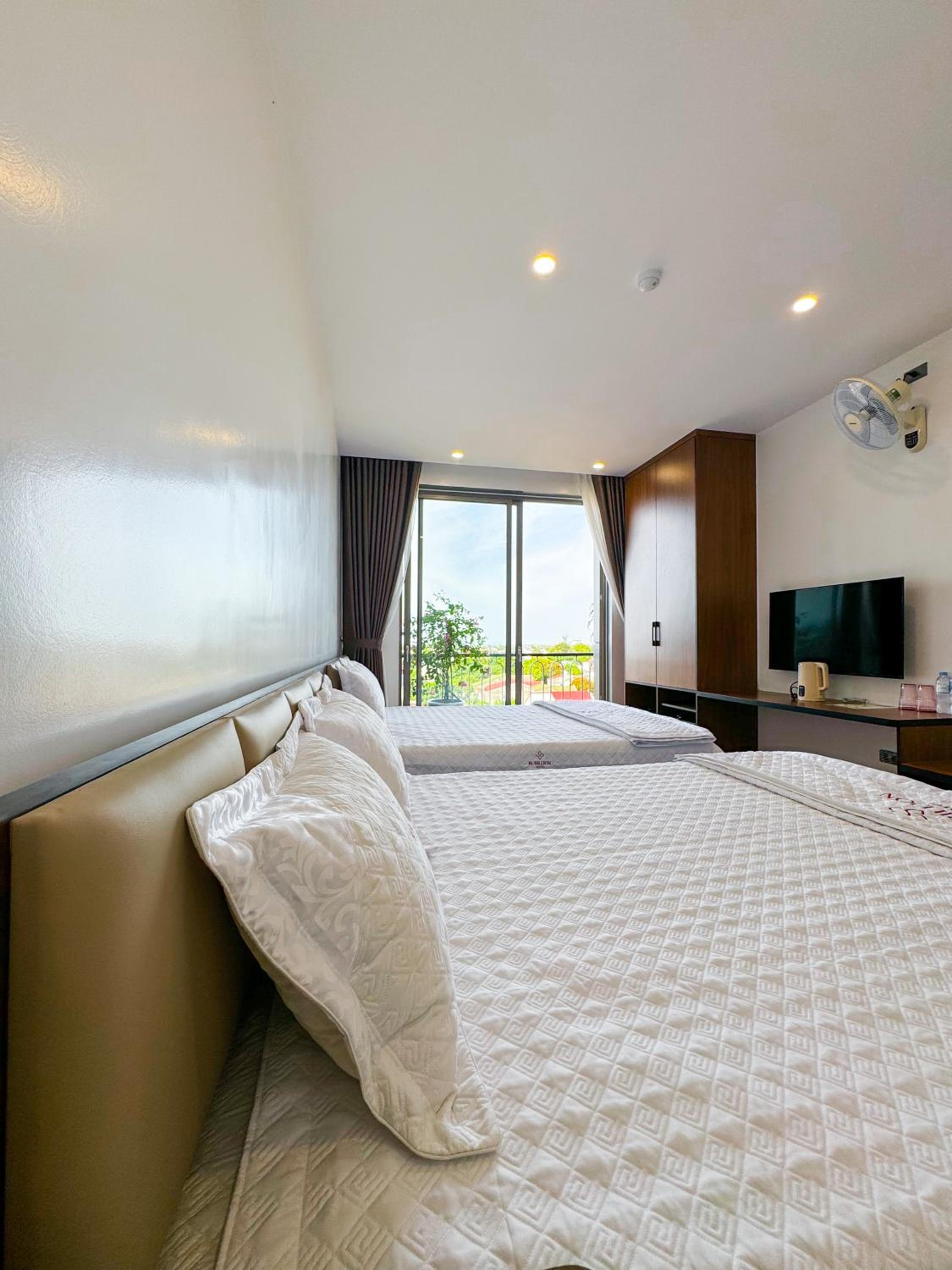 Queen Room With Two Queen Beds photo 3