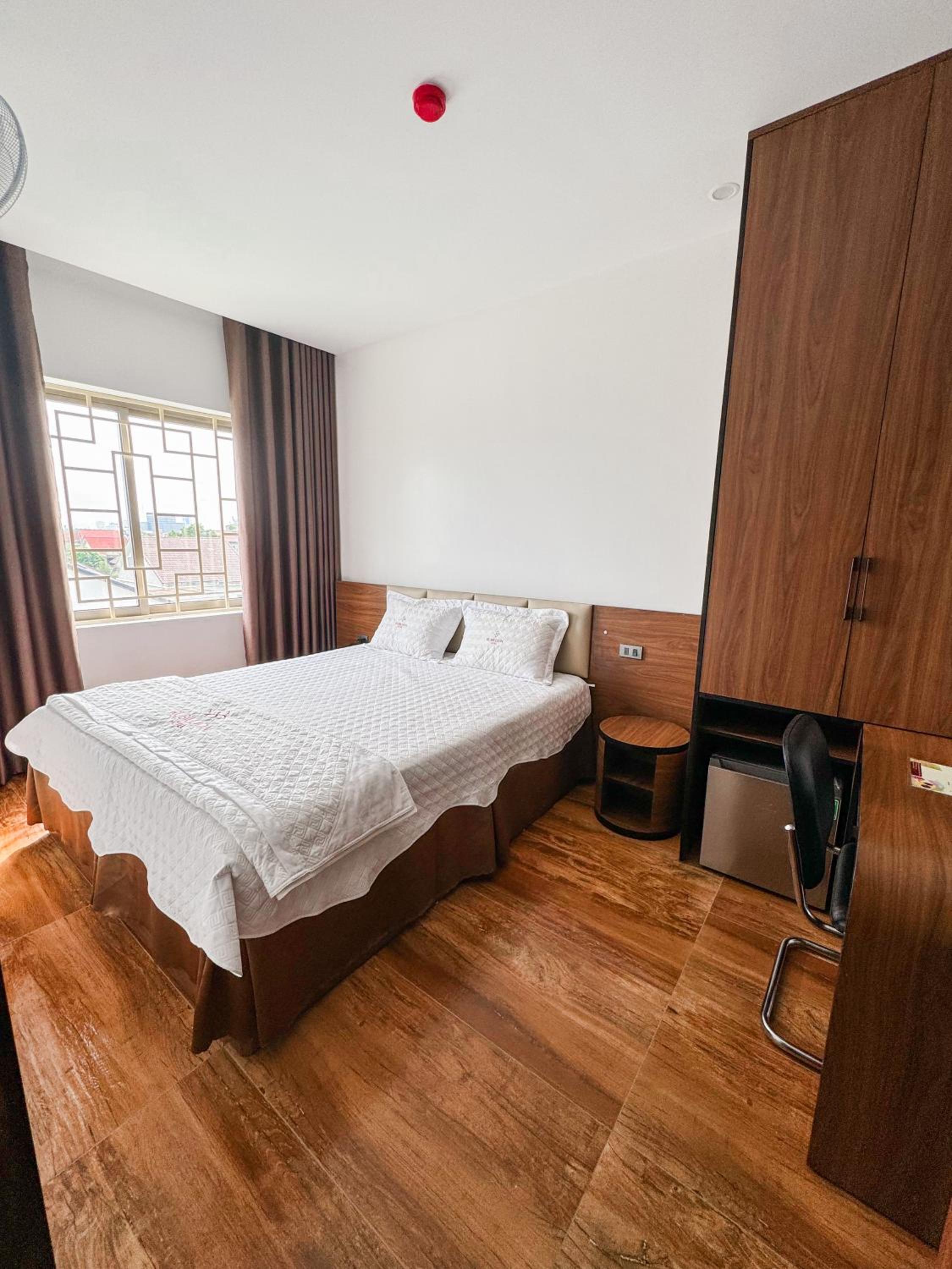 Queen Room photo 1