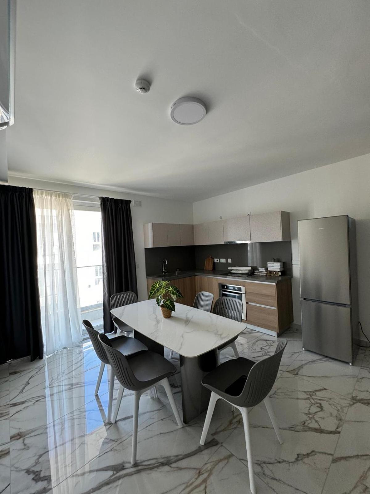 Two-Bedroom Deluxe Apartment with Balcony