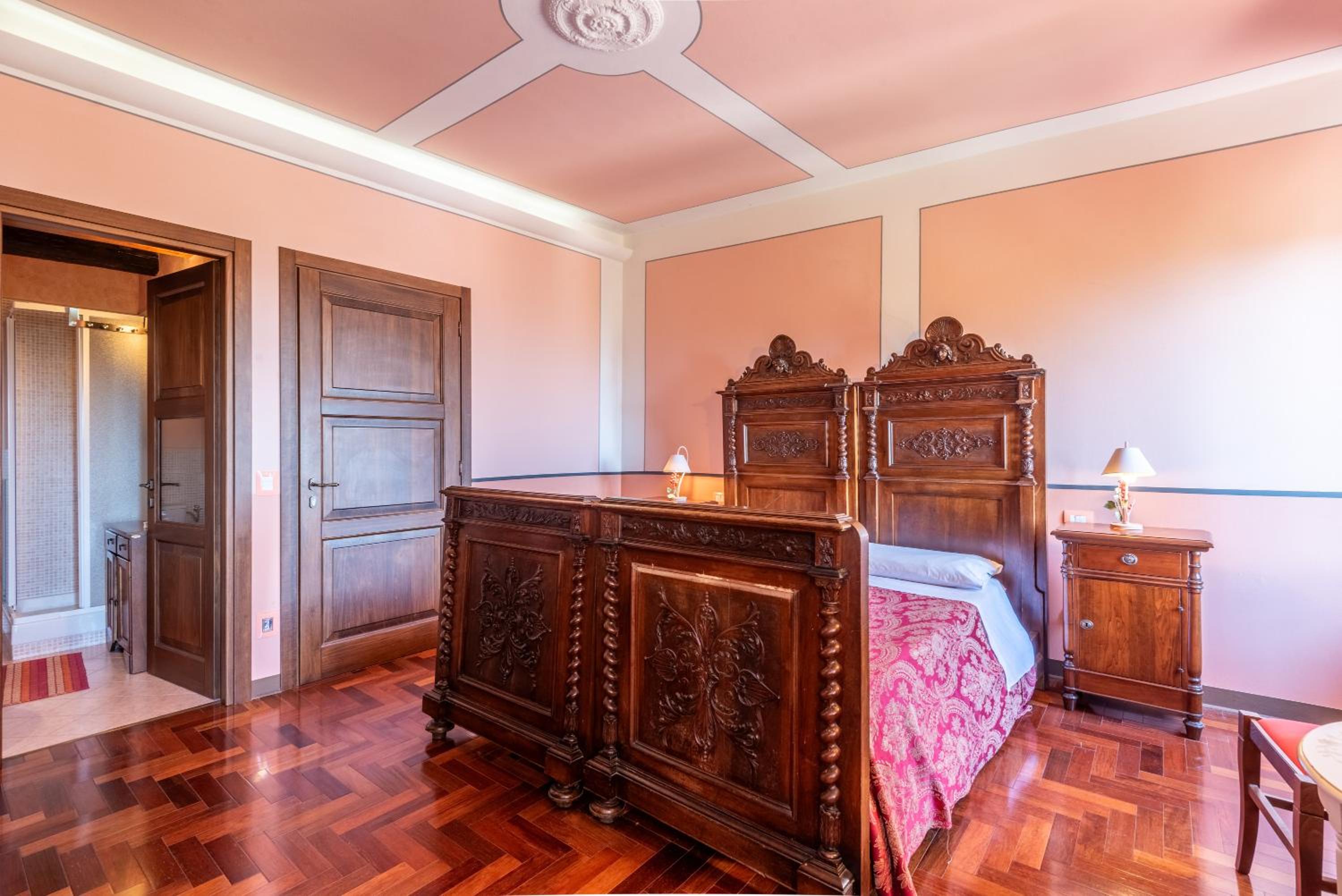 Standard Queen Room photo 3