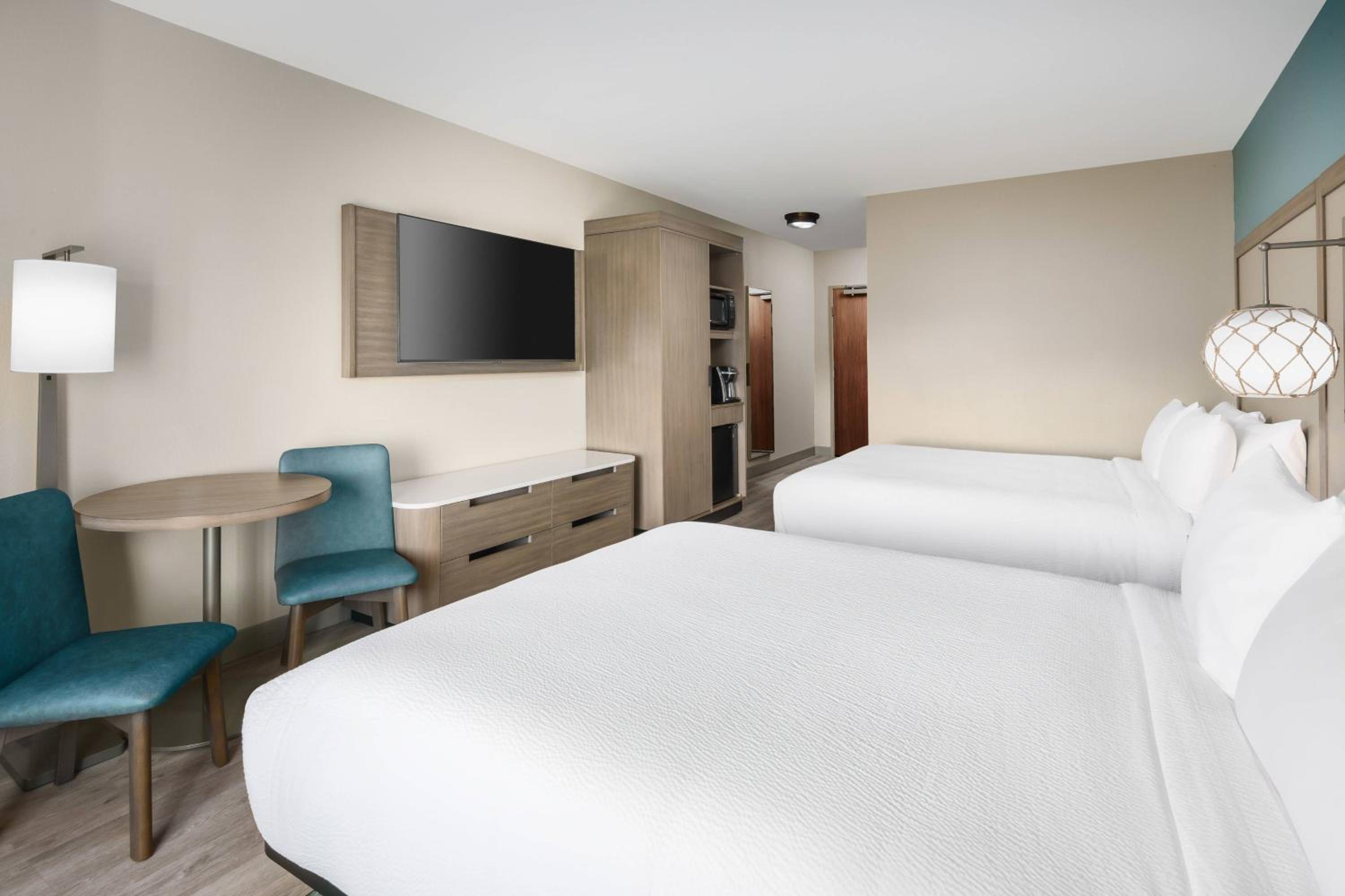Queen Room with Two Queen Beds, Pool View and Roll-In Shower - Mobility Access/Hearing Accessible photo 2