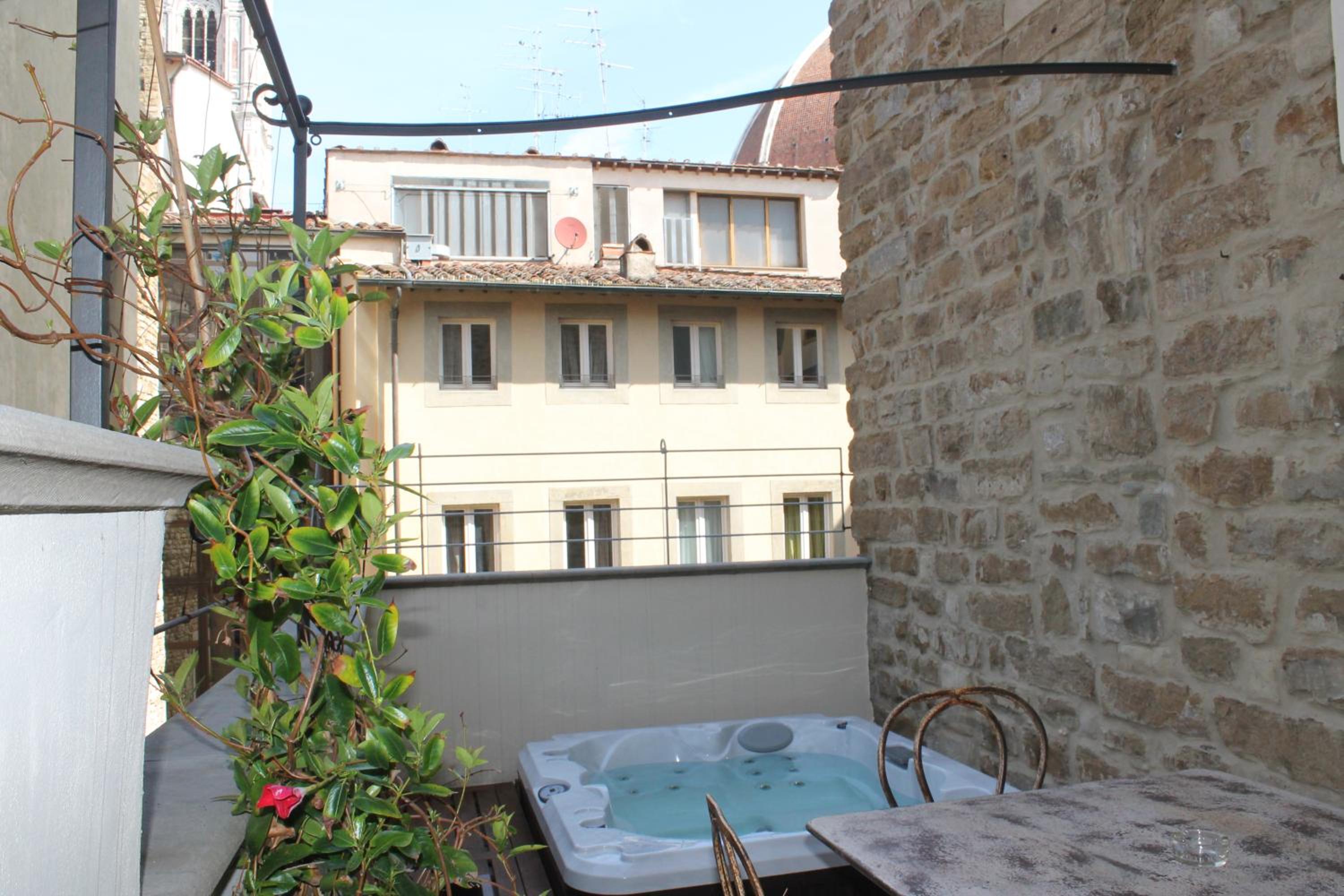 Michelangelo - Suite with Private Jacuzzi® with partial Duomo View