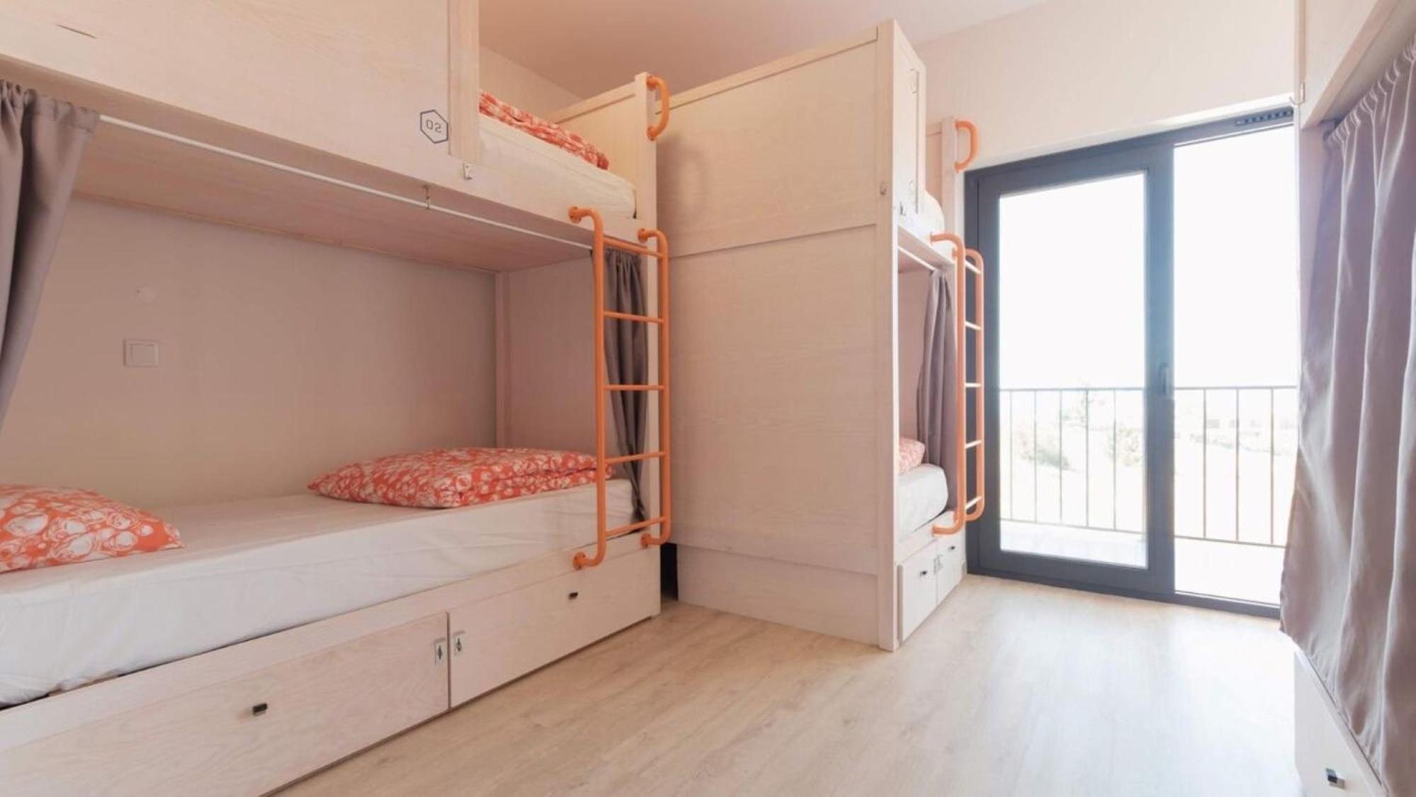 Cama em Dormitório de 6 Camas com Banheiro Privativo