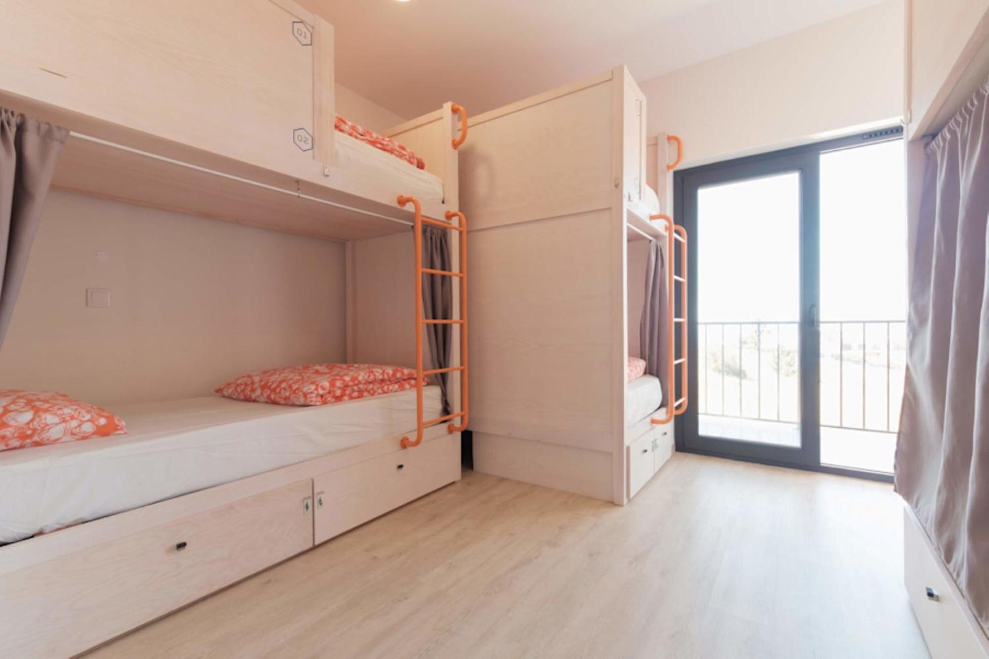 Cama em Quarto Compartilhado de 10 Camas com Banheiro Privativo