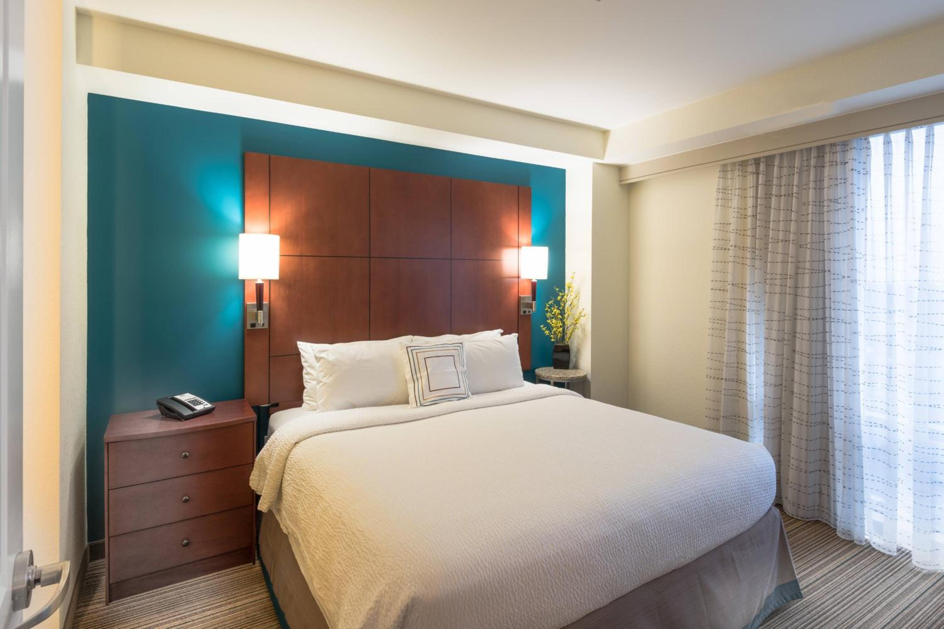 One-Bedroom King Suite with Sofa Bed photo 2