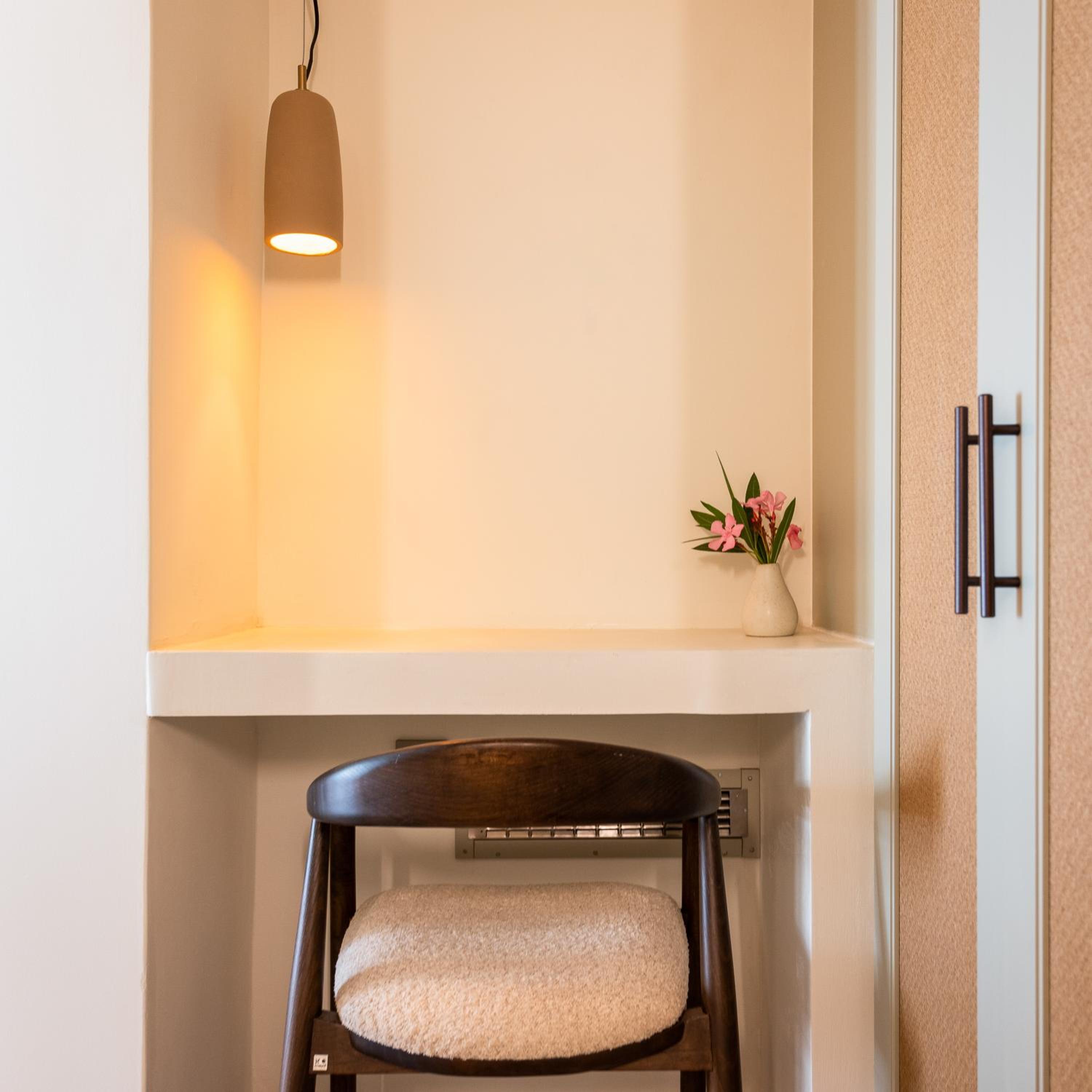 Elegant Balcony Room - Photo 8