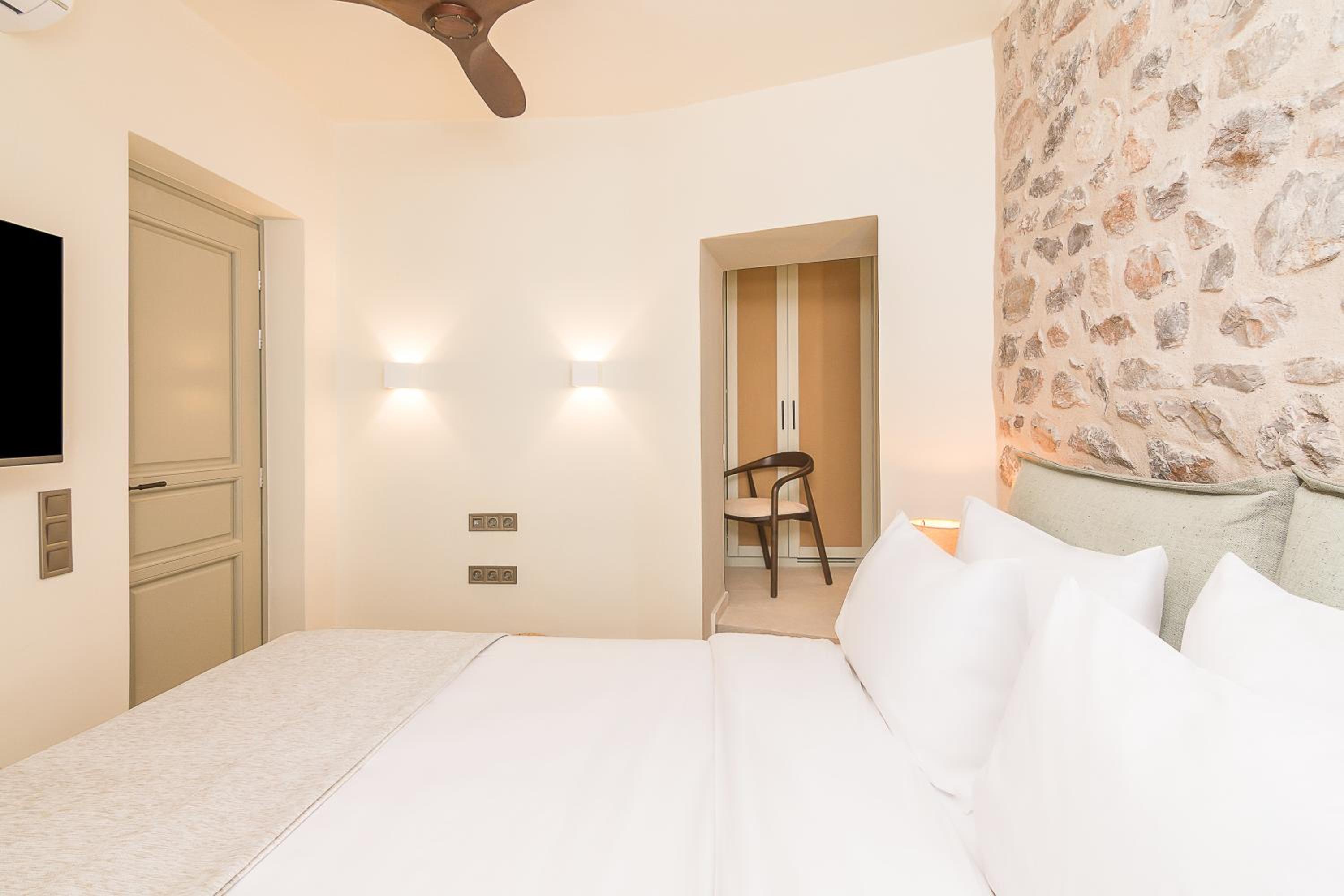 Elegant Balcony Room - Photo 10