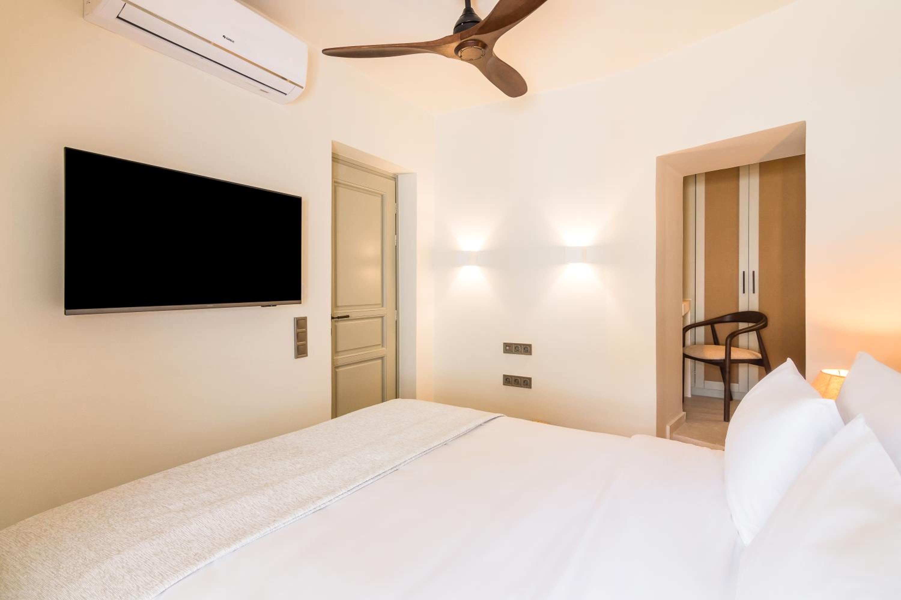 Elegant Balcony Room - Photo 6