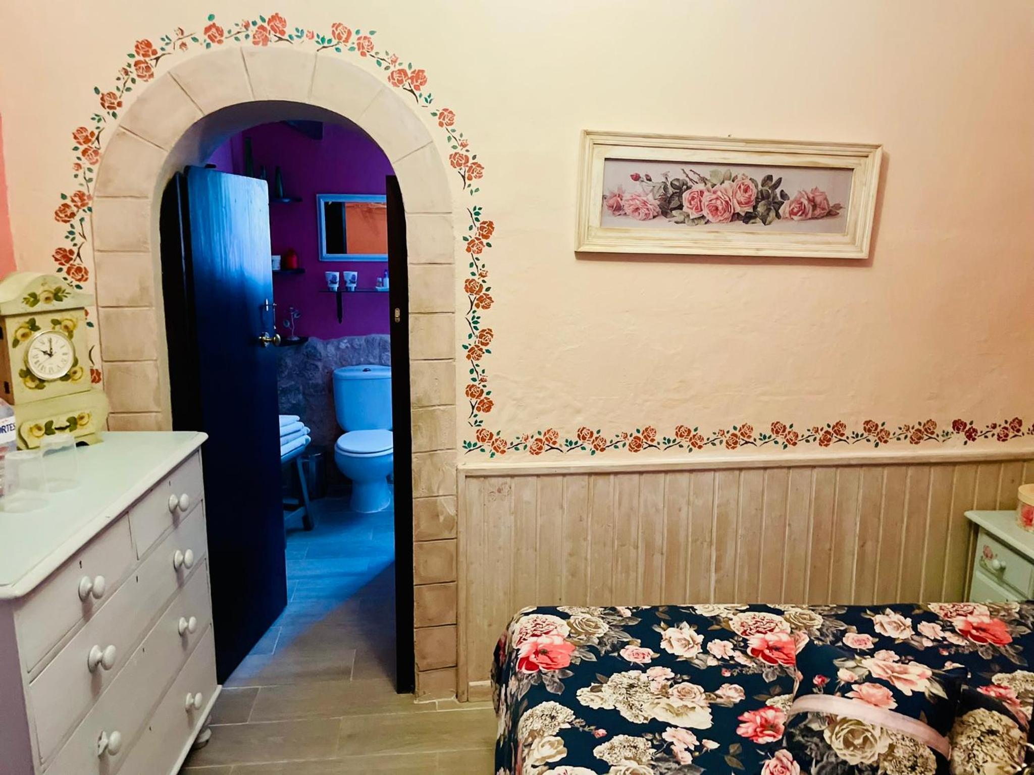 Double Room with Private Bathroom - Photo 9