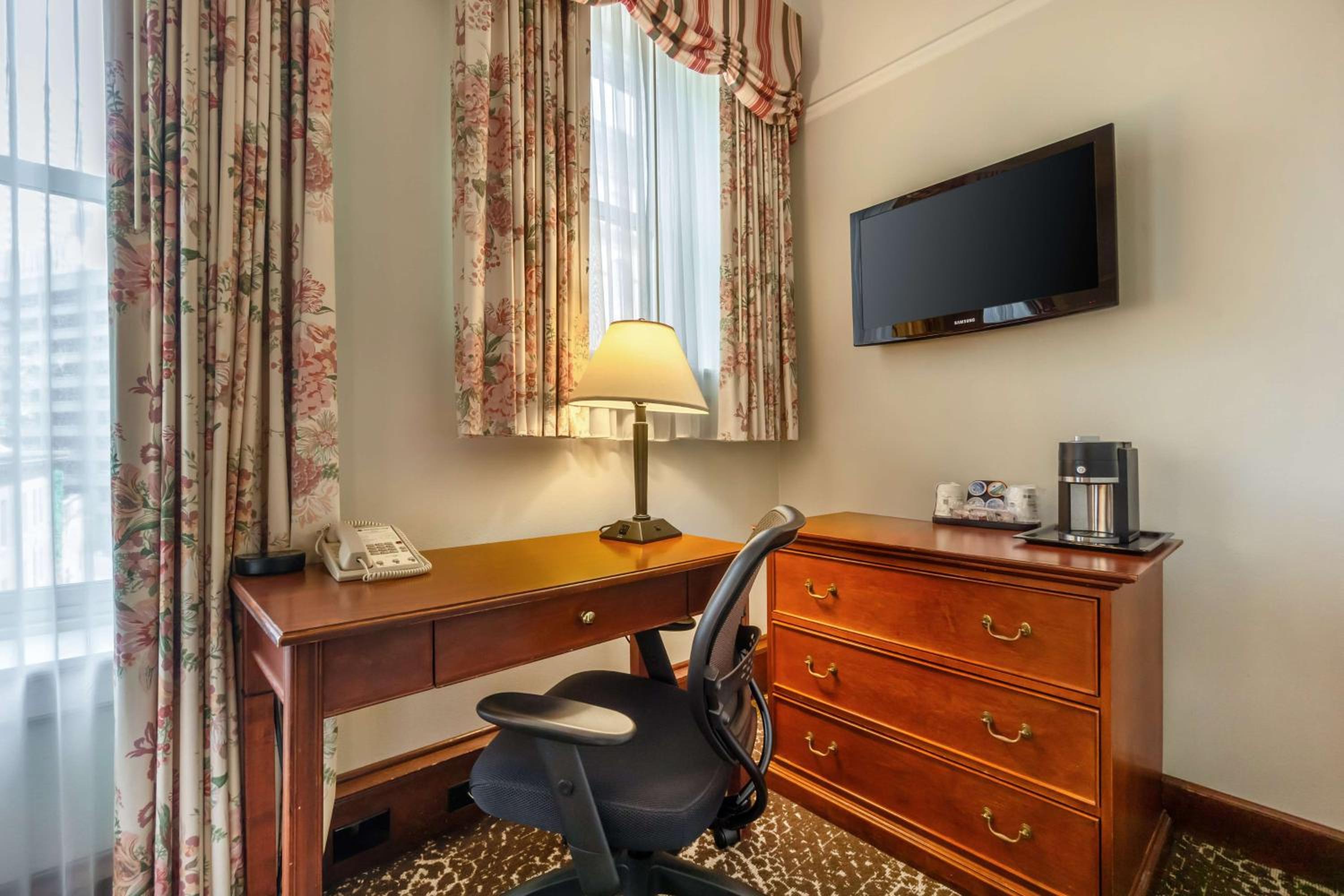 King Room - Non-Smoking - Photo 12