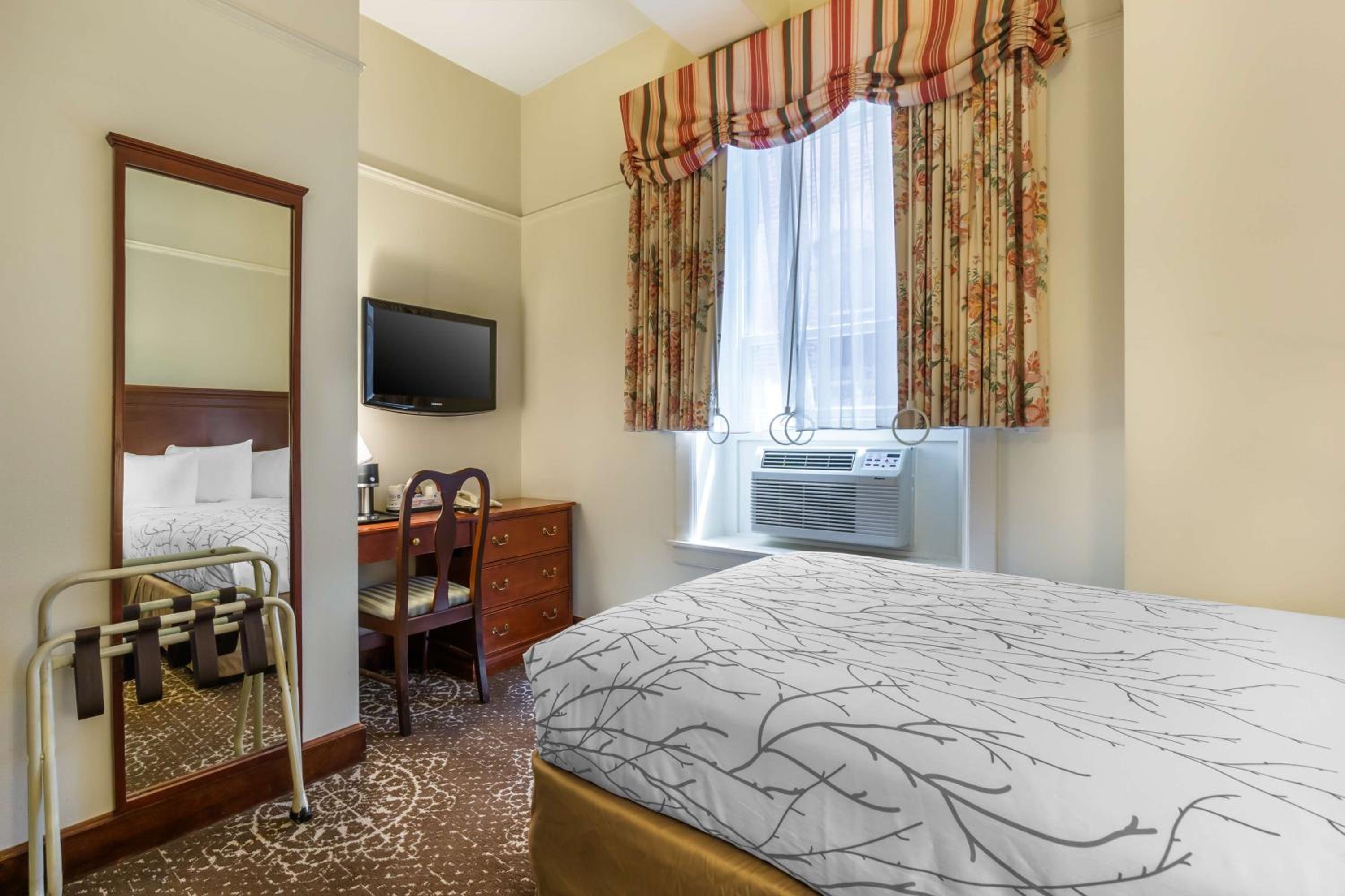 Double Room With Bath - Disability Access - Photo 4