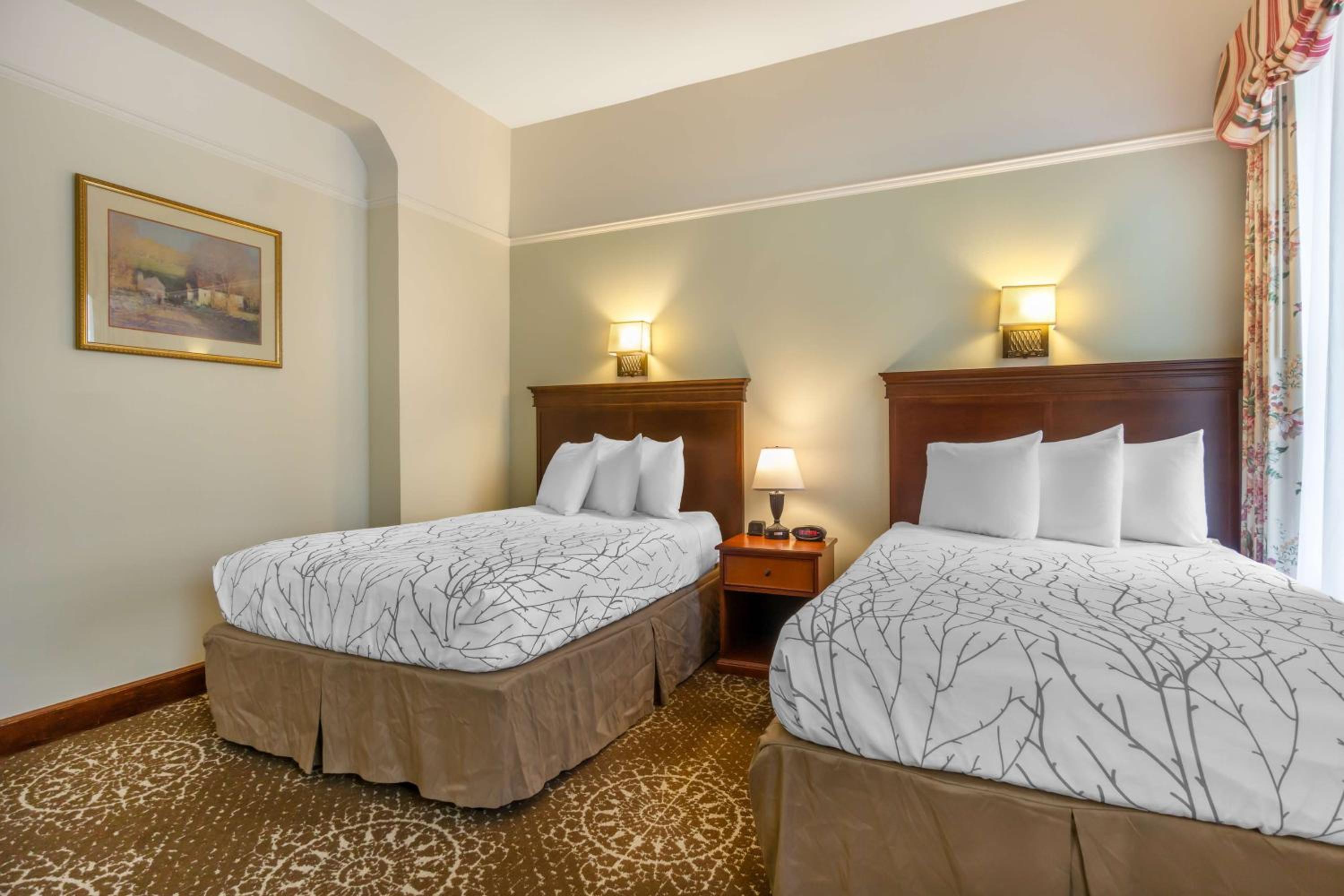 Deluxe Room With Two Double Beds - City View - Photo 1