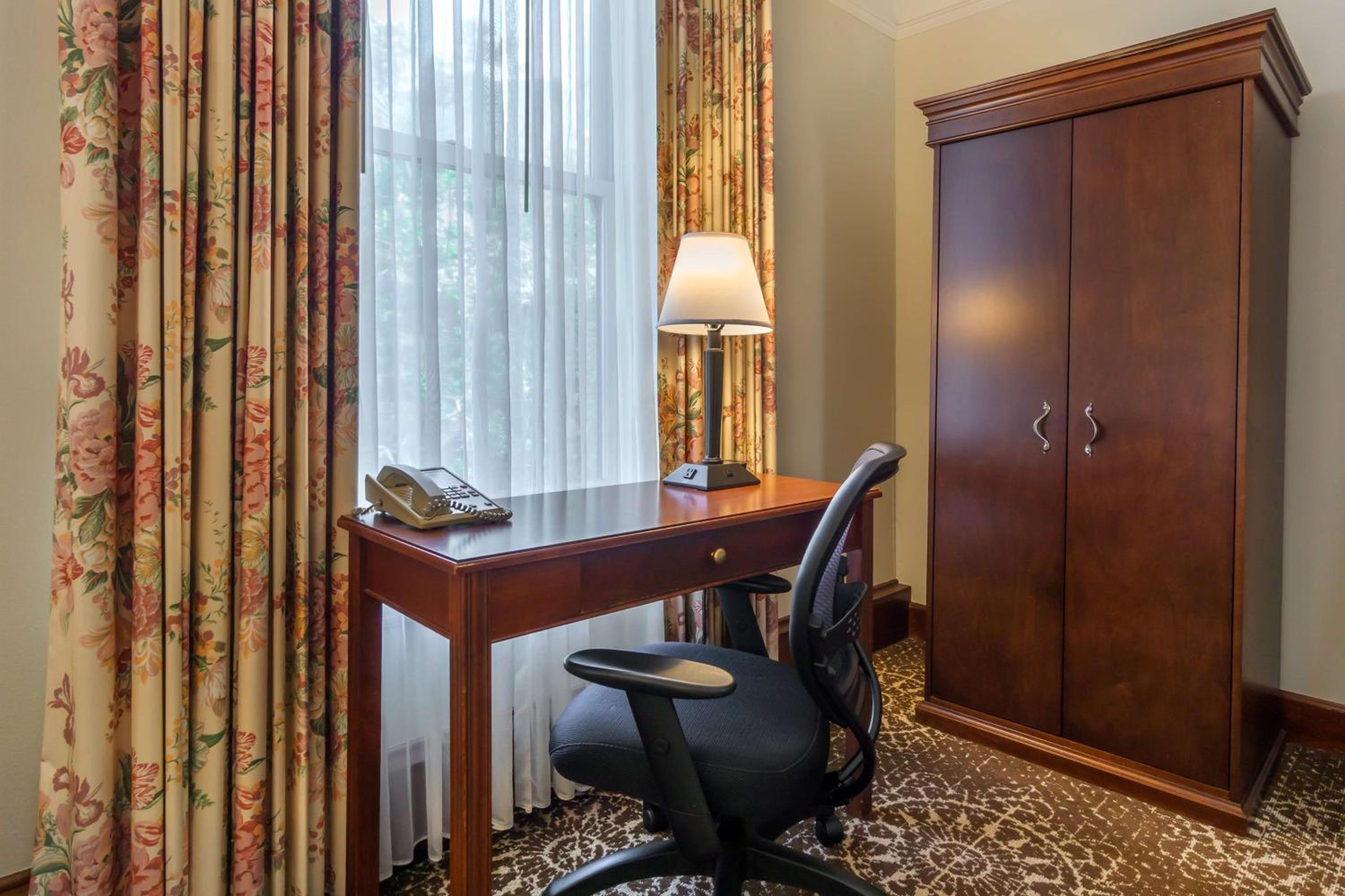 King Room - Non-Smoking - Photo 9
