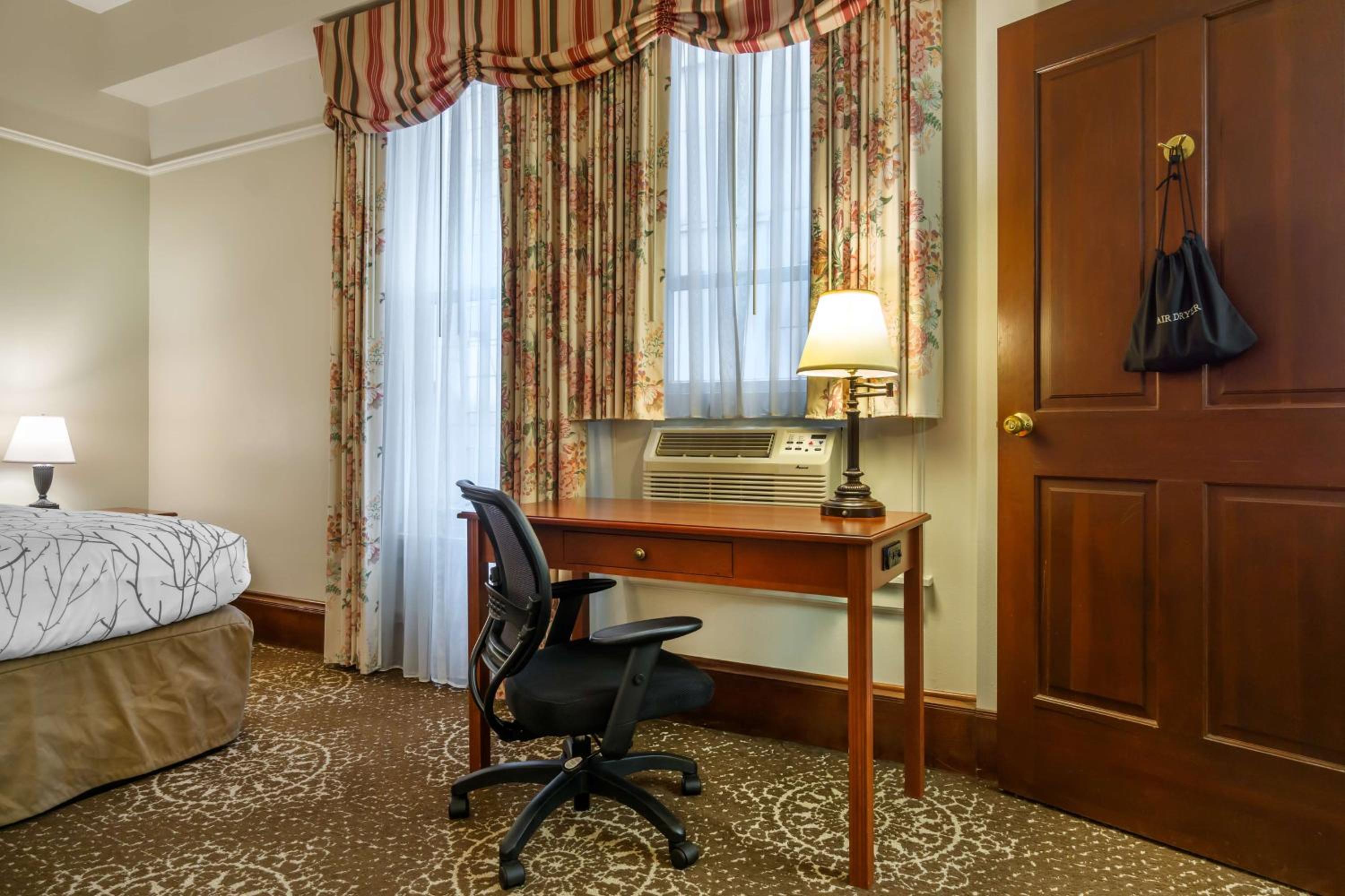 King Room - Non-Smoking - Photo 15