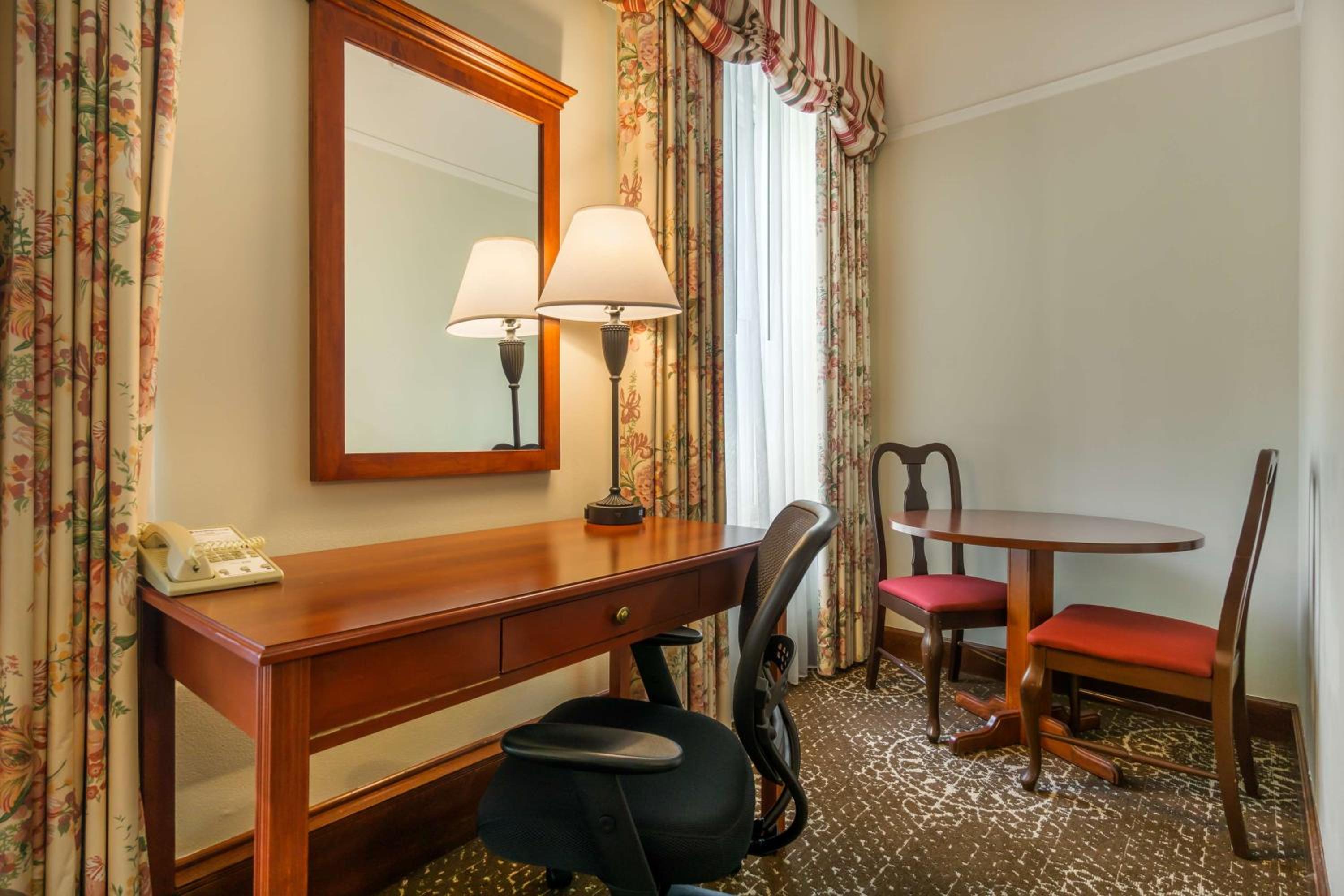 King Room with Balcony and City View - Non-Smoking photo 3