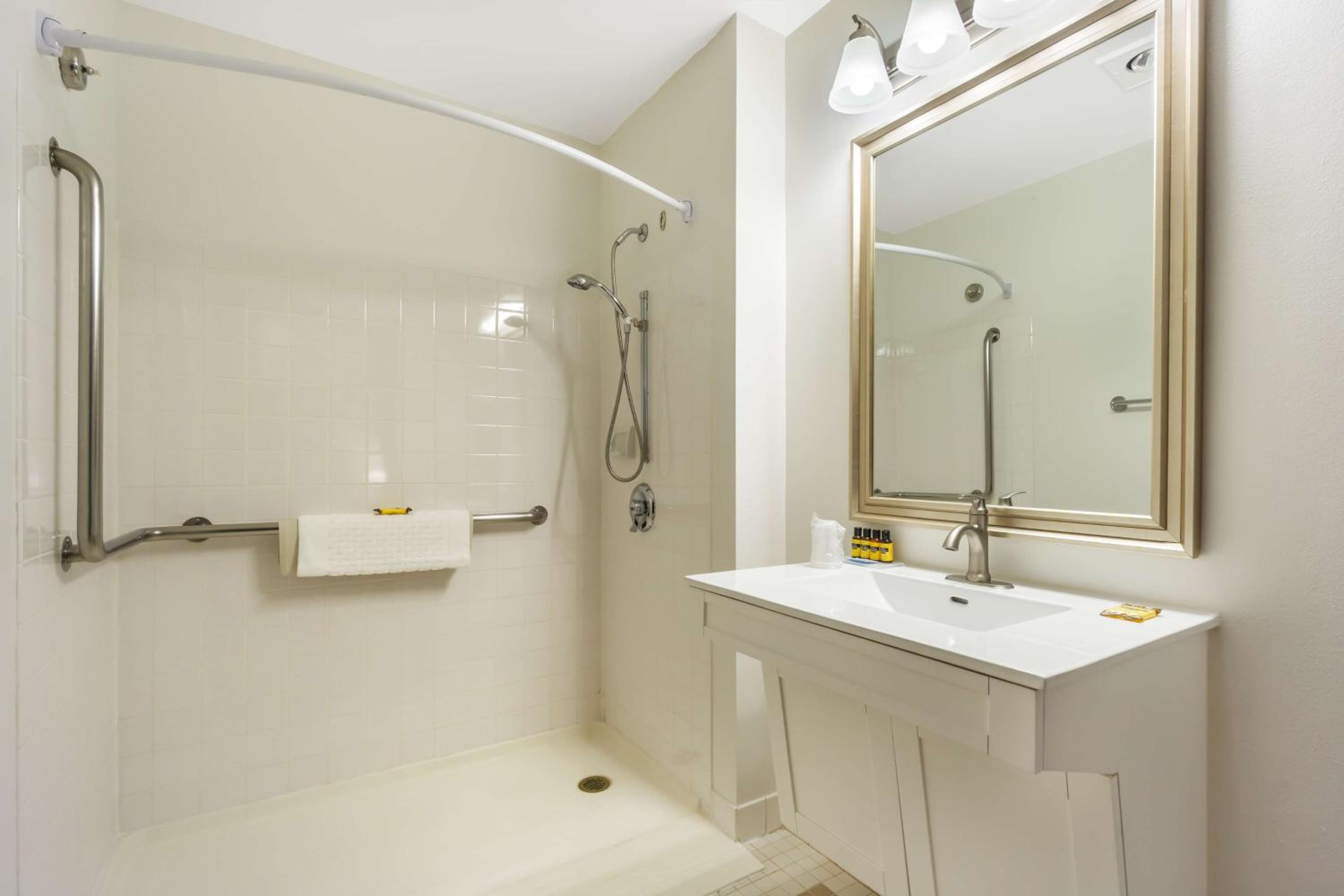 Double Room With Roll-In Shower - Disability Access - Photo 12