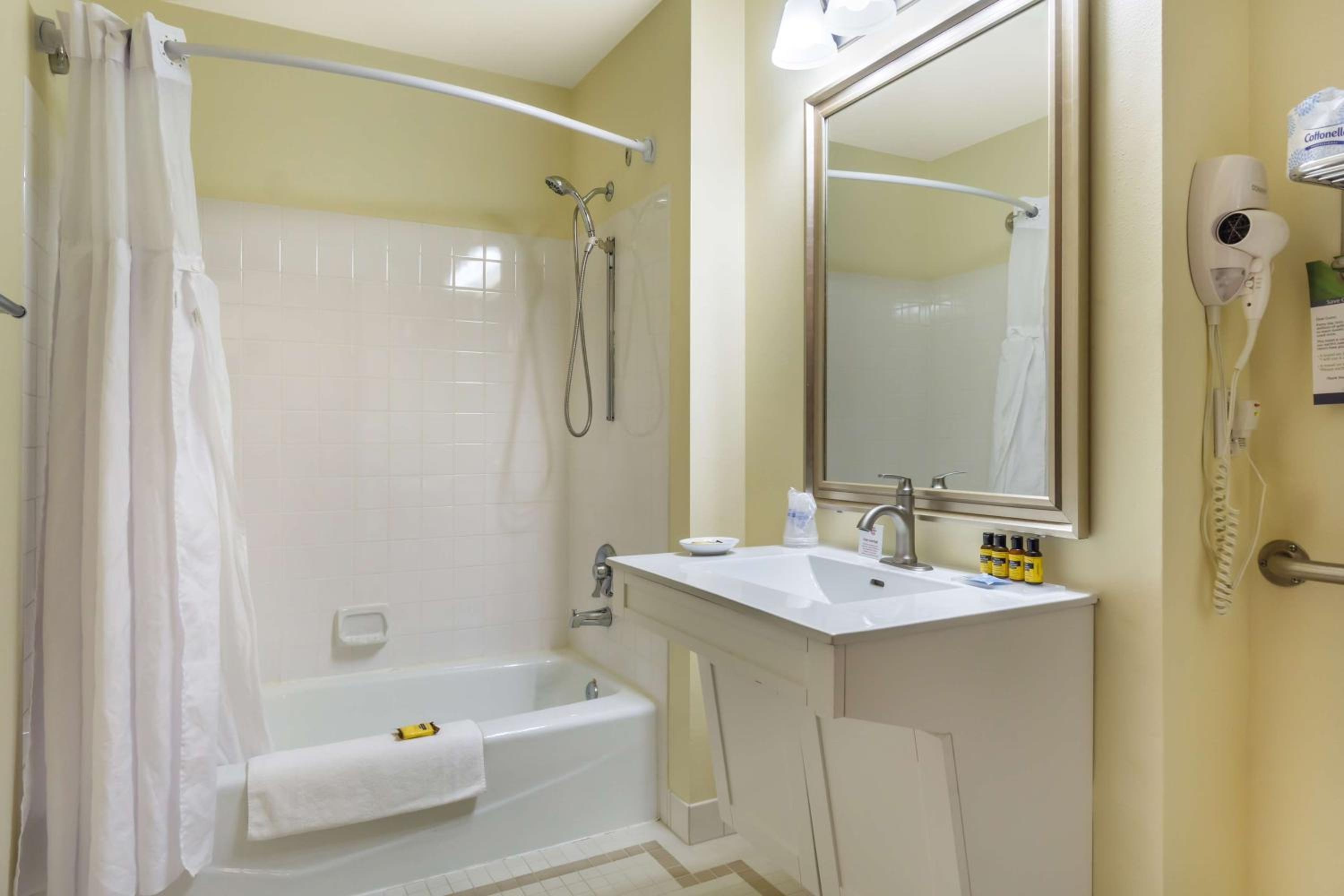 Double Room With Bath - Disability Access - Photo 6