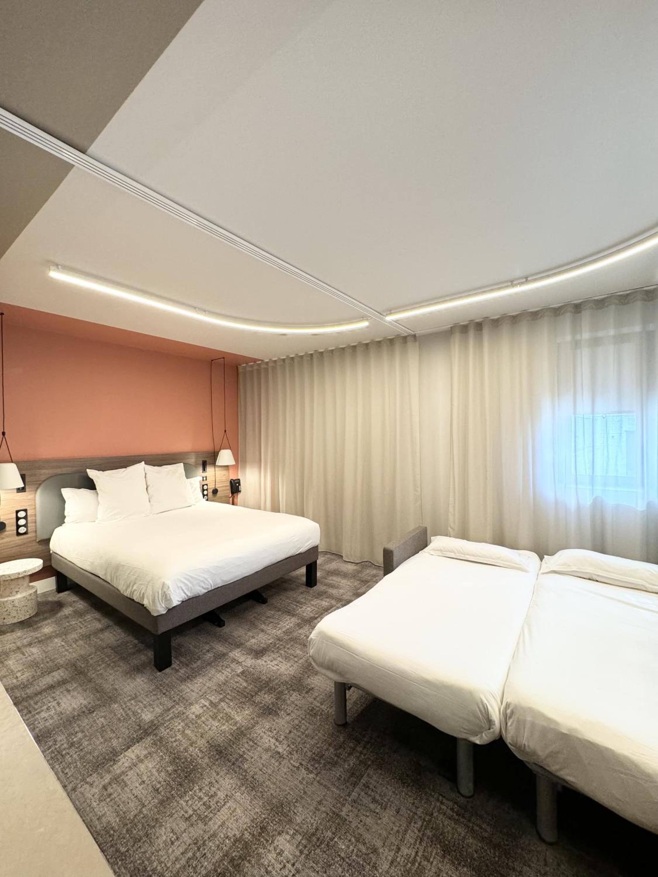 Superior Suite With One Double Bed And Two Single Beds - Photo 8