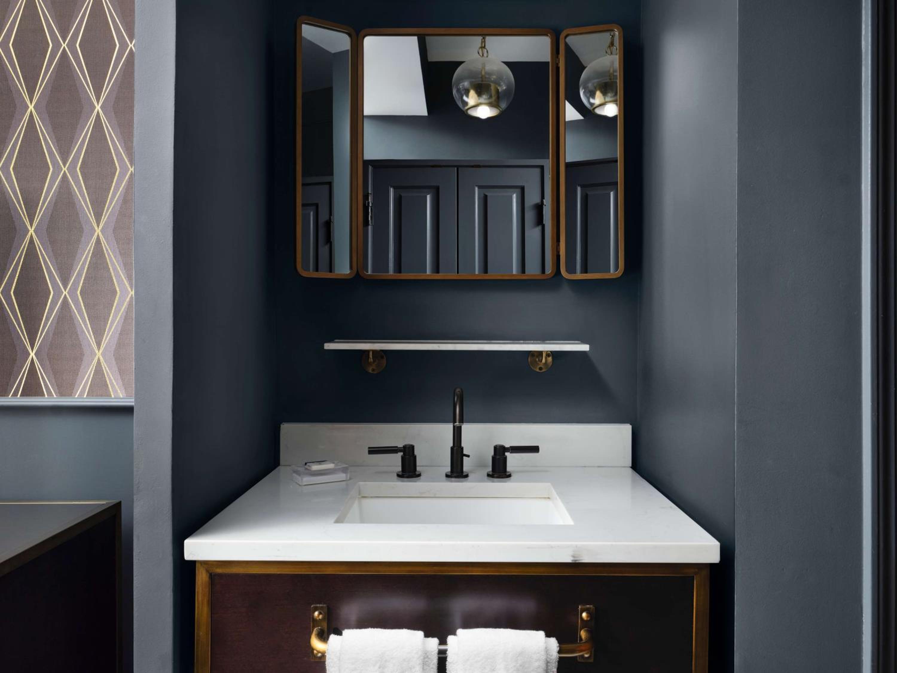 Small Queen Room - Photo 4