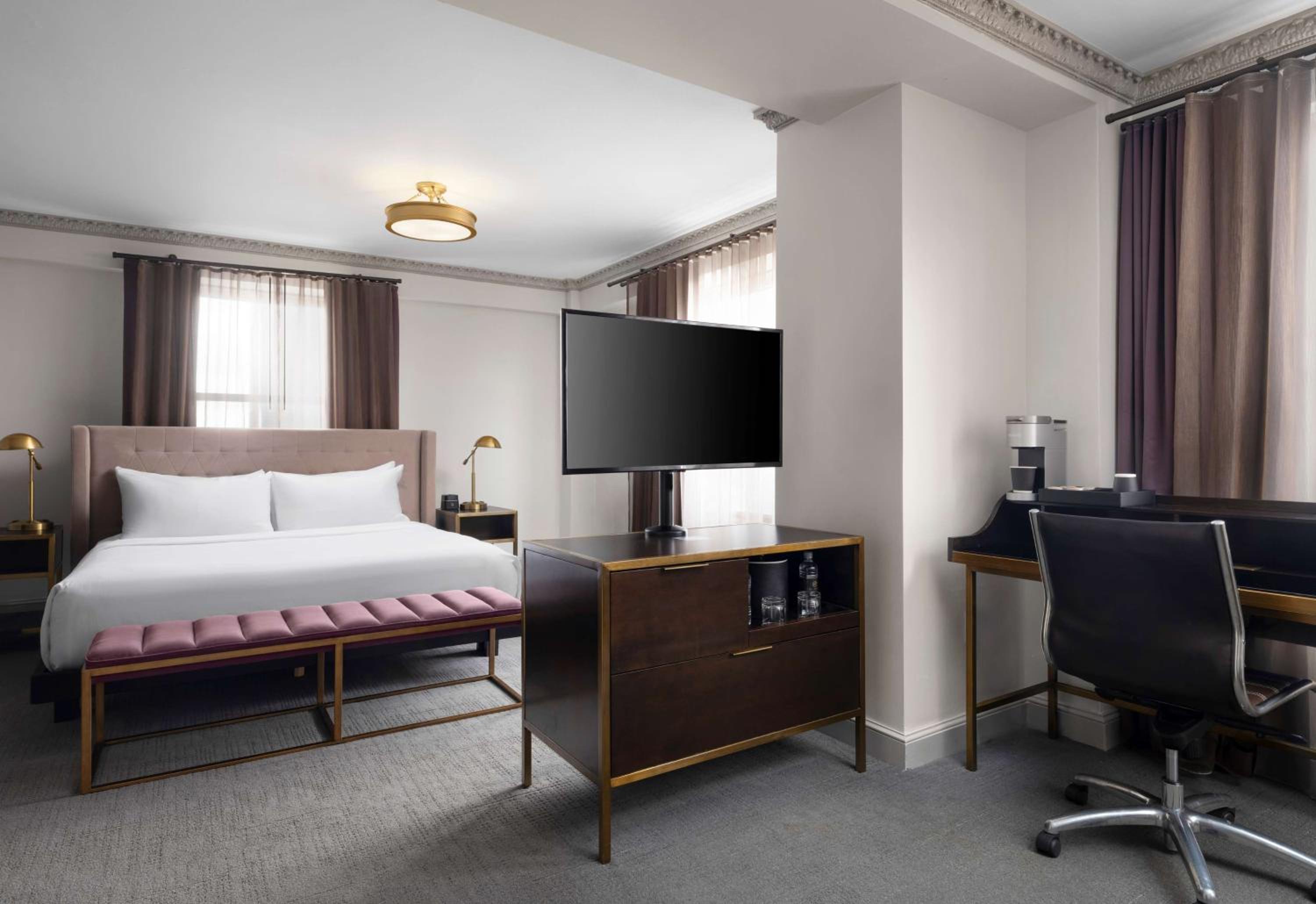 Junior King Suite with Bath Tub - Mobility Accessible - Photo 2