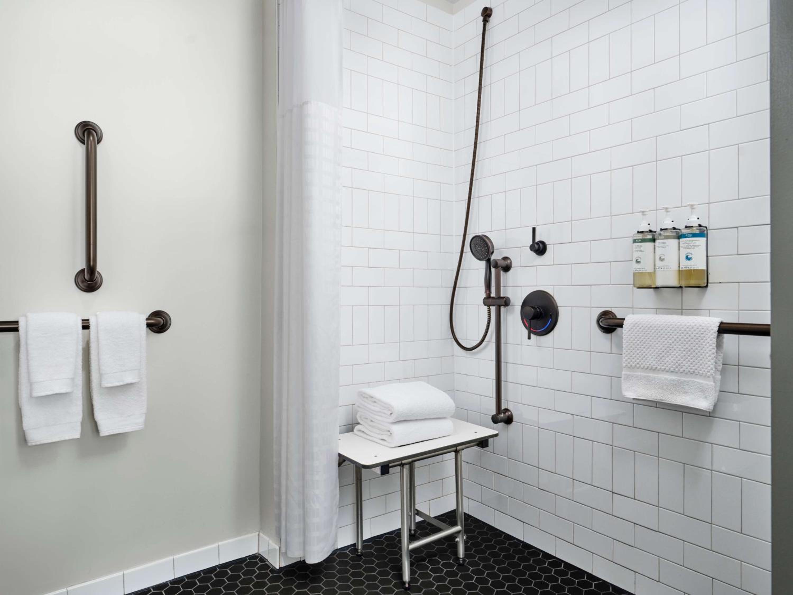 Deluxe King Room with Roll-In Shower - Mobility Accessible - Photo 2