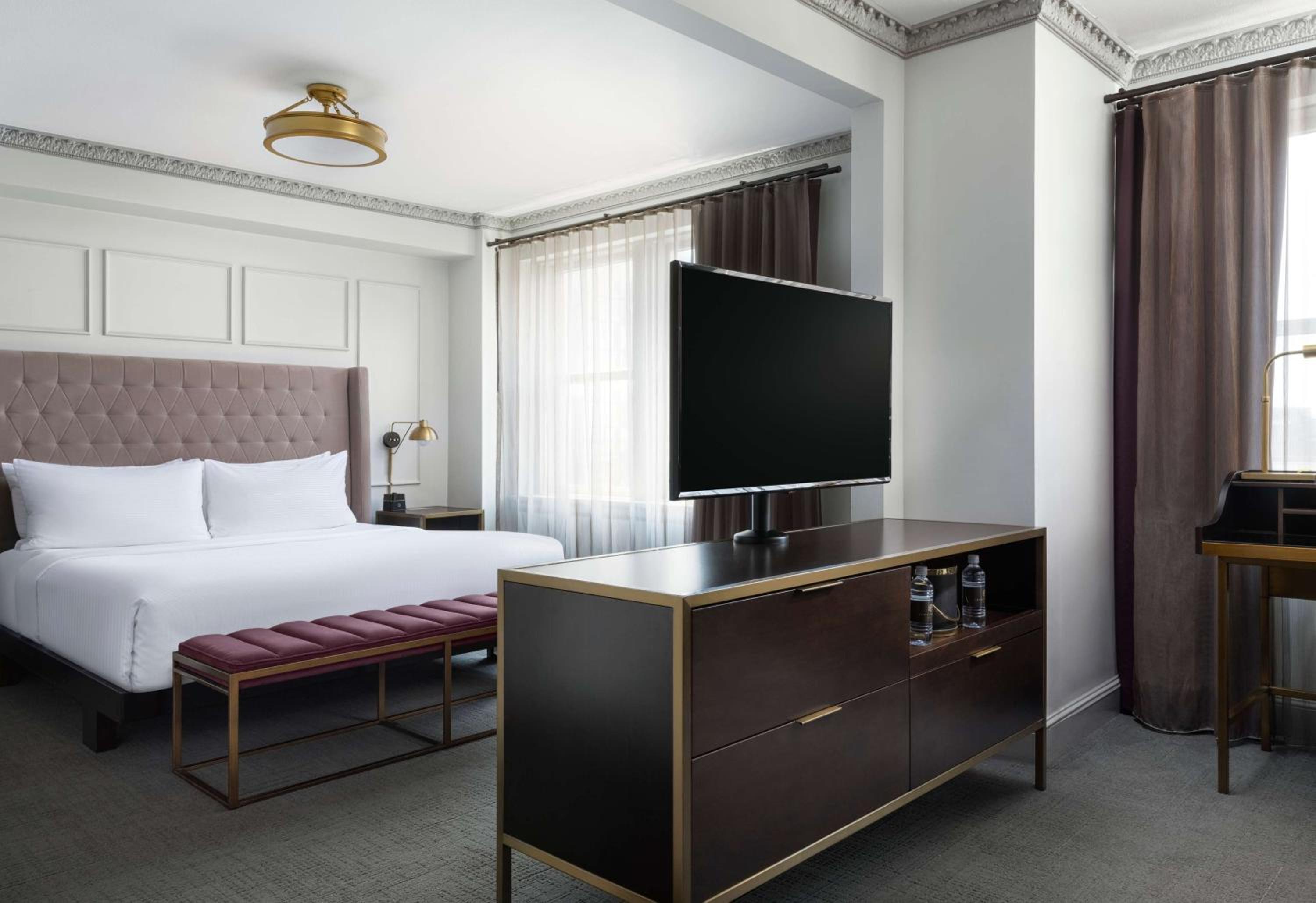 Deluxe King Room - Photo 2