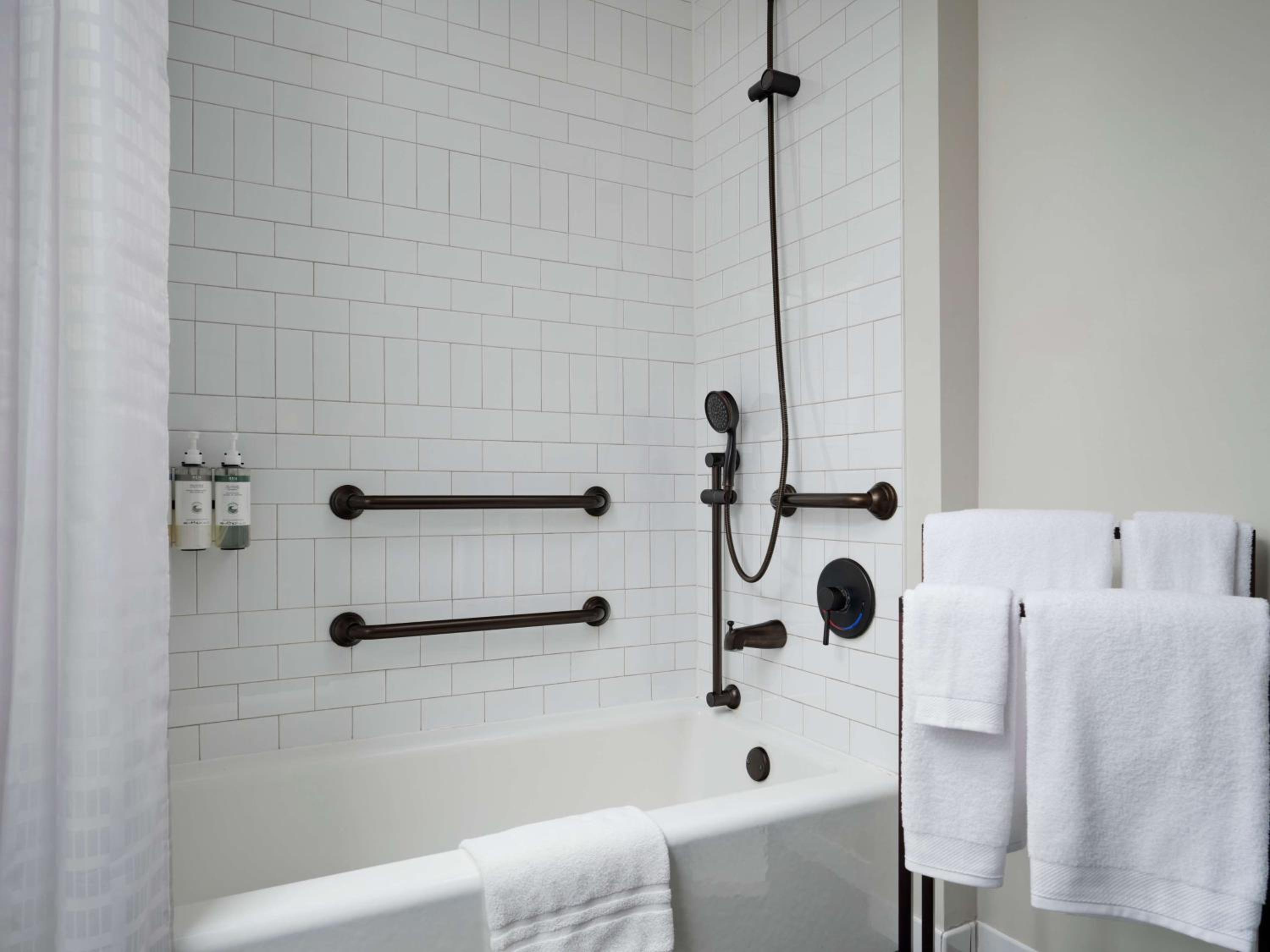 Junior King Suite with Bath Tub - Mobility Accessible - Photo 4