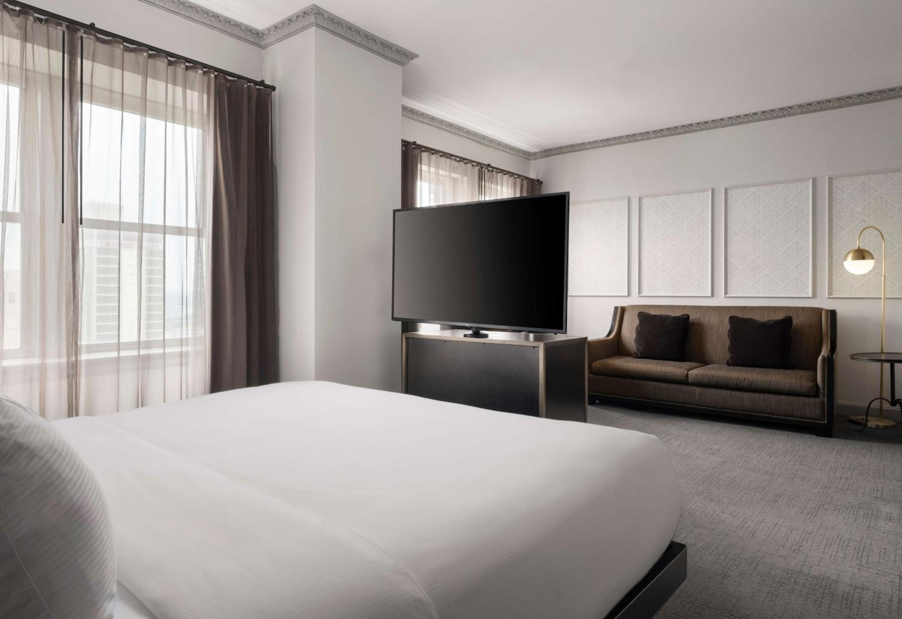 Deluxe King Room with Roll-In Shower - Mobility Accessible - Photo 4