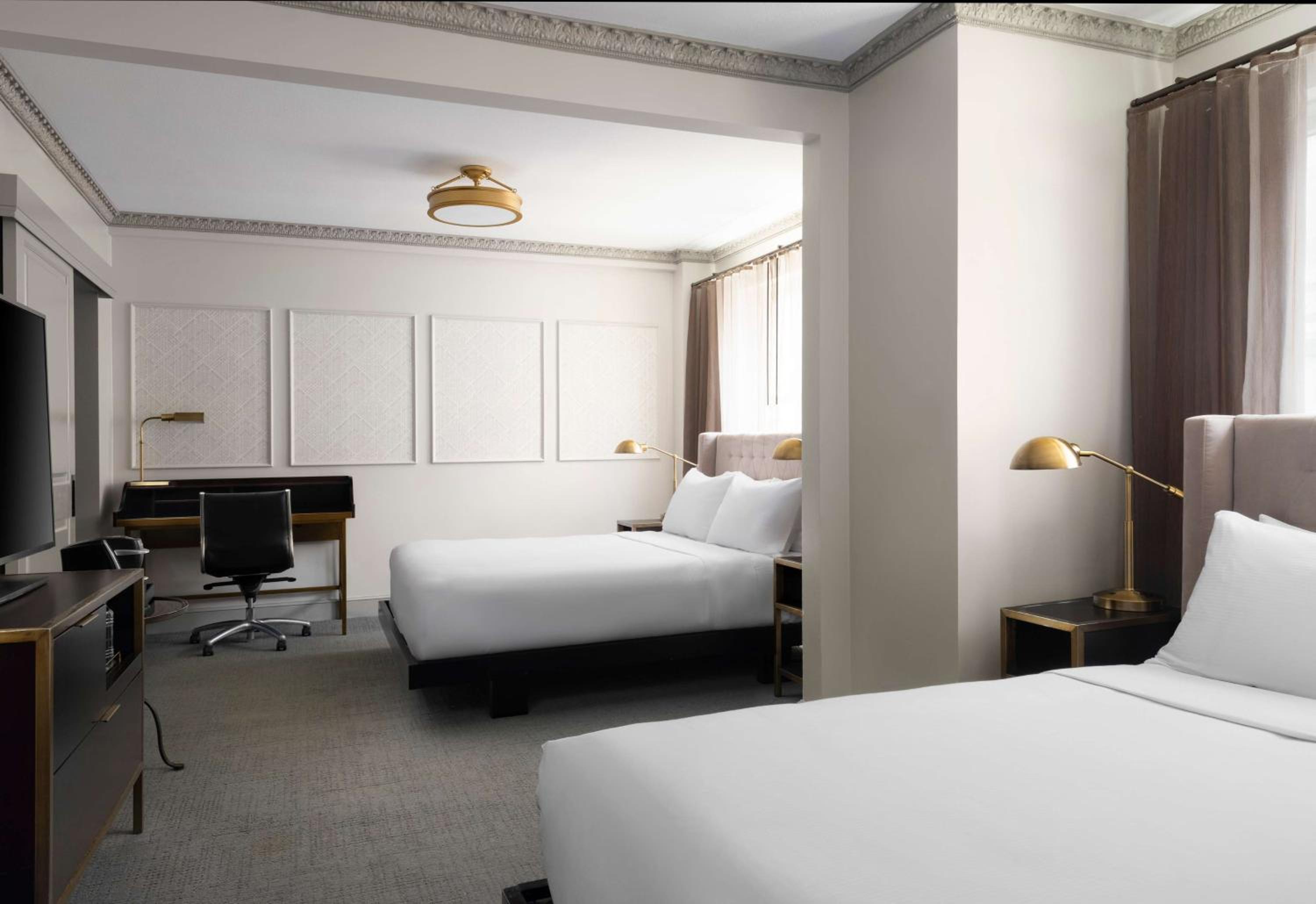 Queen Room with Two Queen Beds - Photo 4