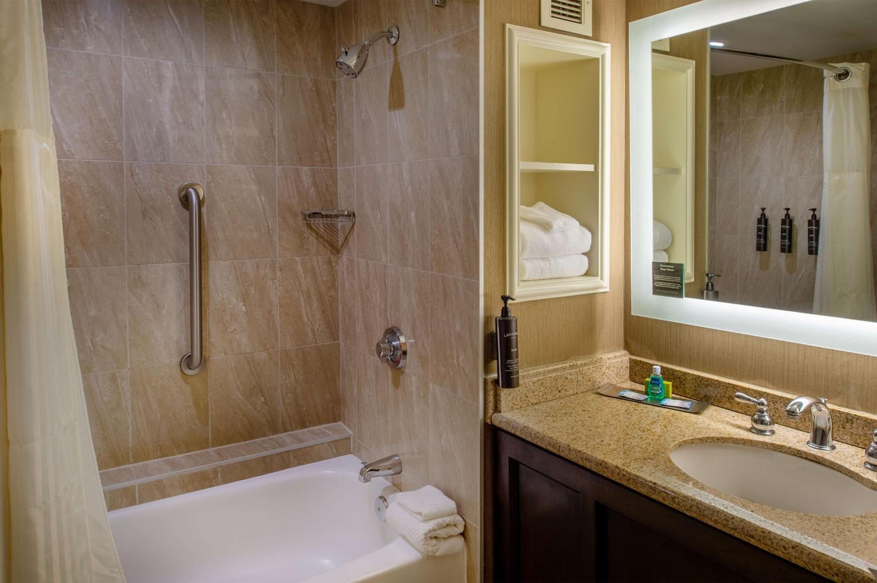 Luxury King Room - Mobility Access with Tub - Photo 5