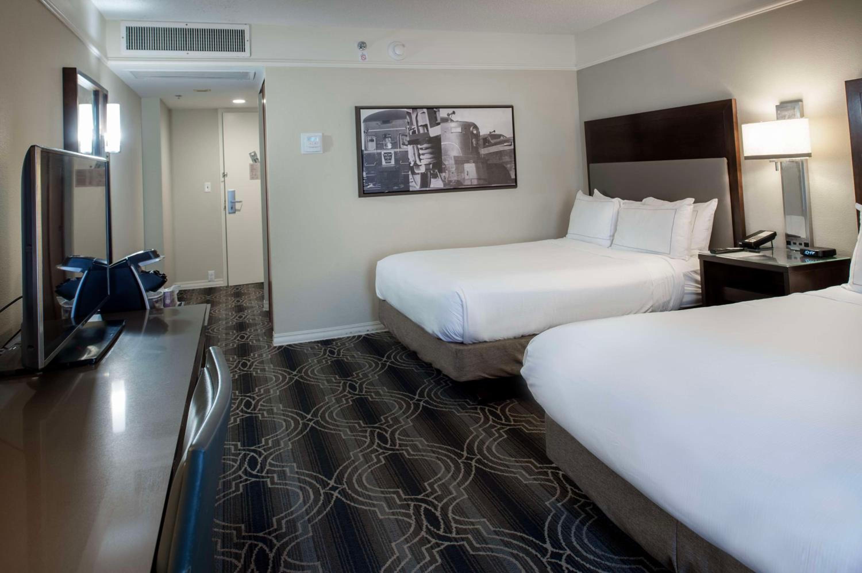 Executive Queen Room with Two Queen Beds and Courtyard View - Photo 5
