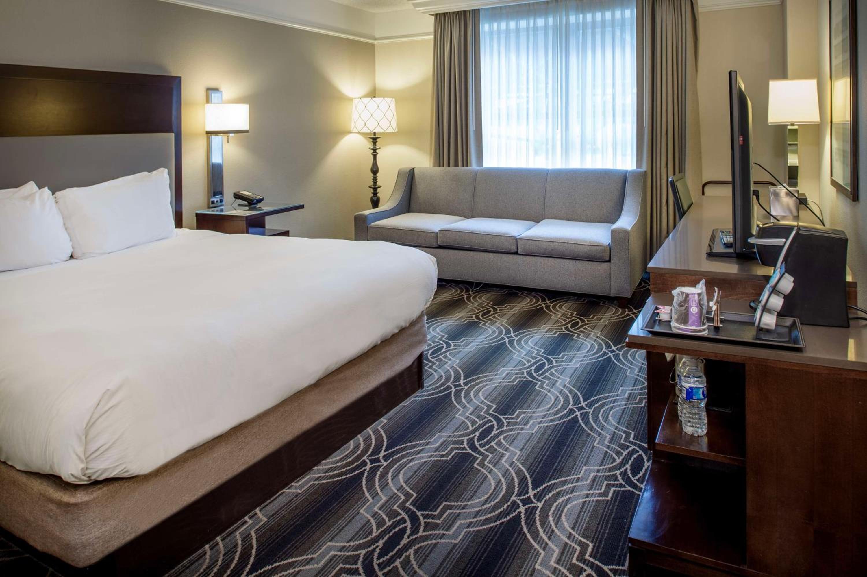 Deluxe King Room with Sofa Bed - Photo 4