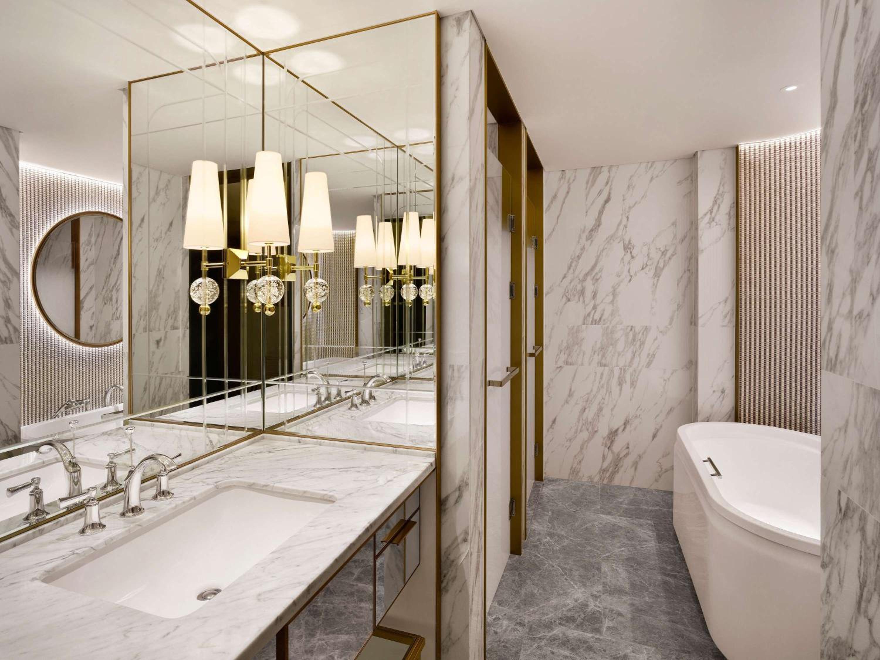 Luxury Family King Room with Single Bed - Photo 2