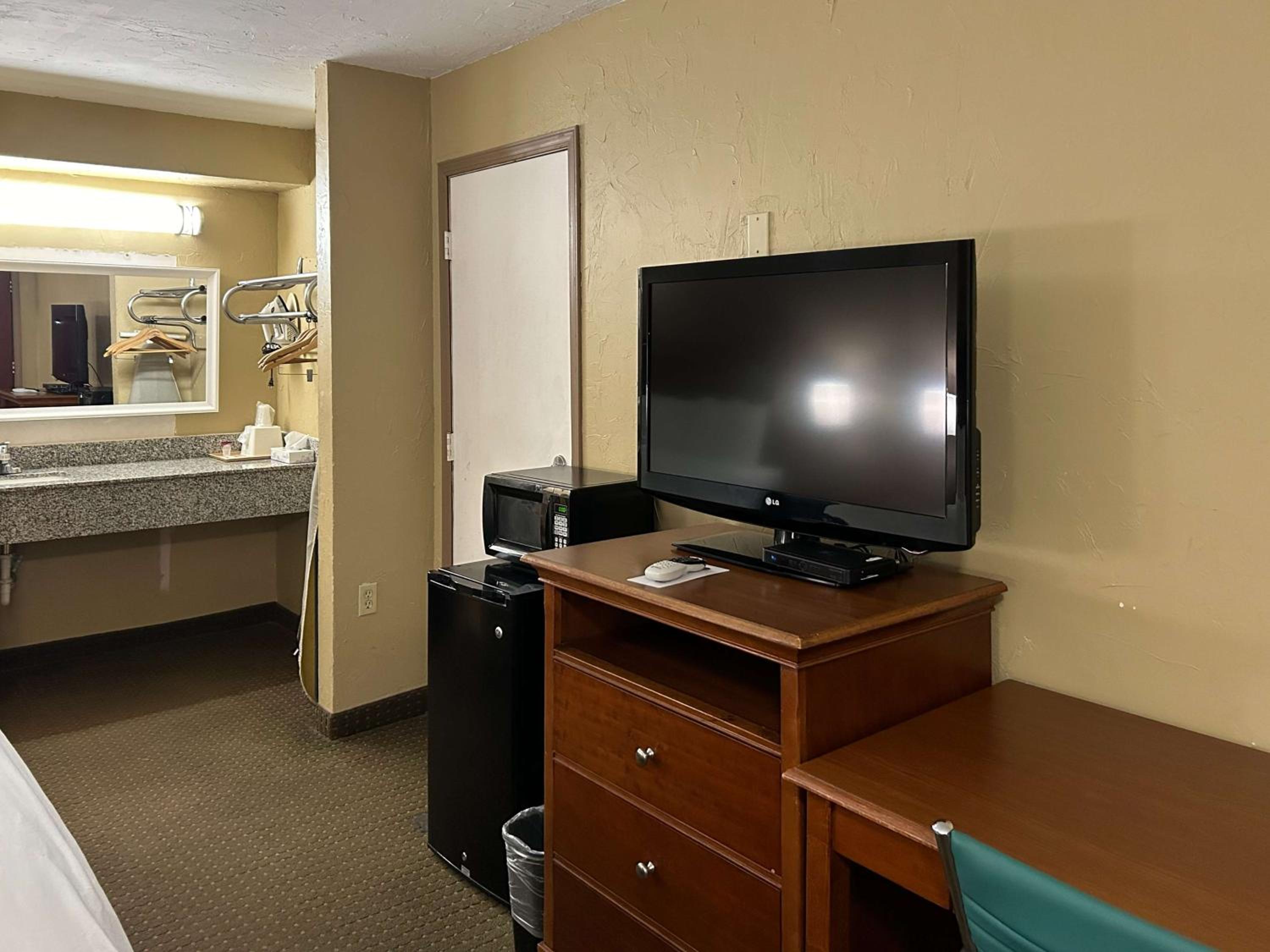 King Room - Non-Smoking - Photo 4