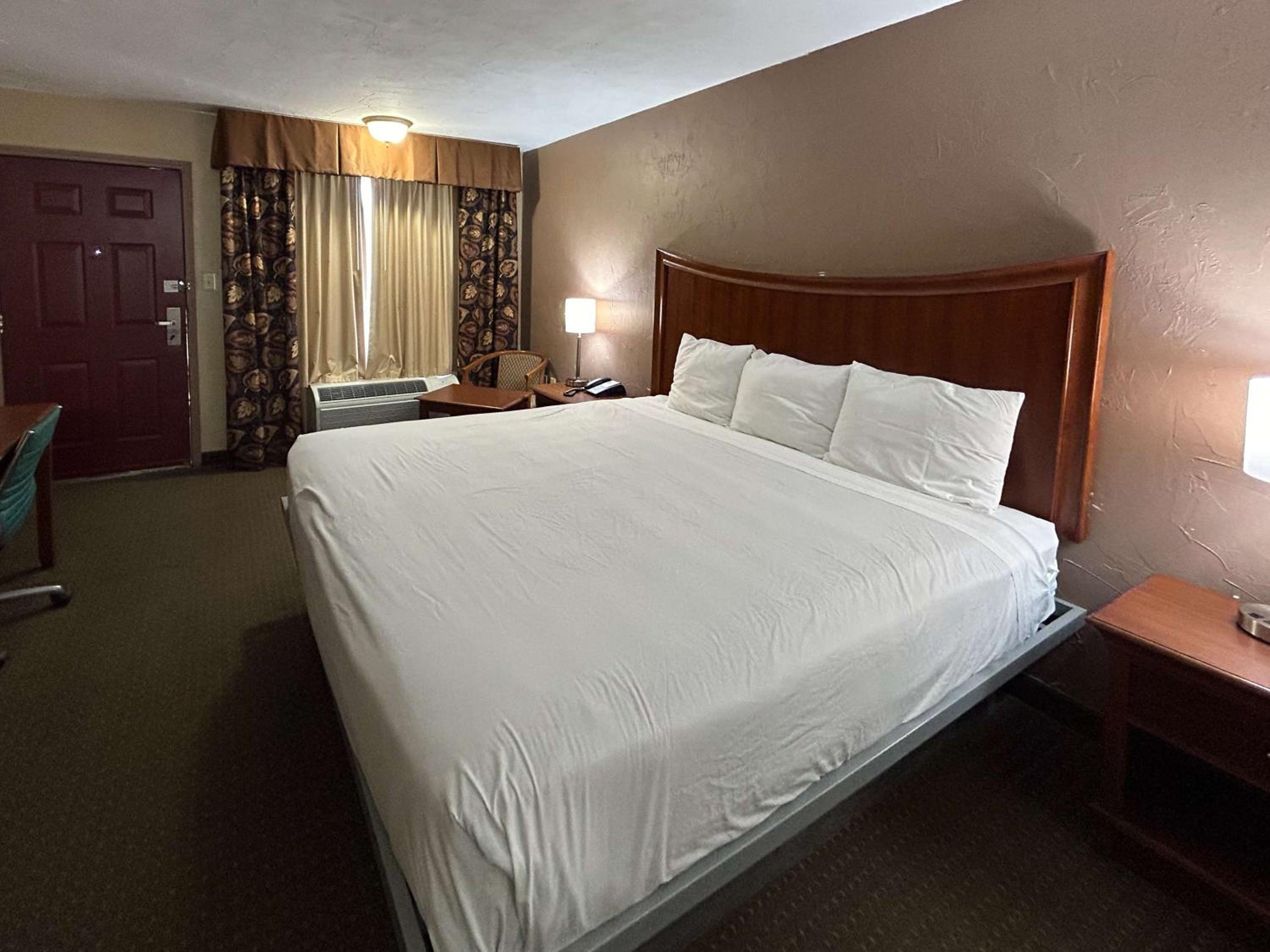 King Room - Non-Smoking - Photo 1