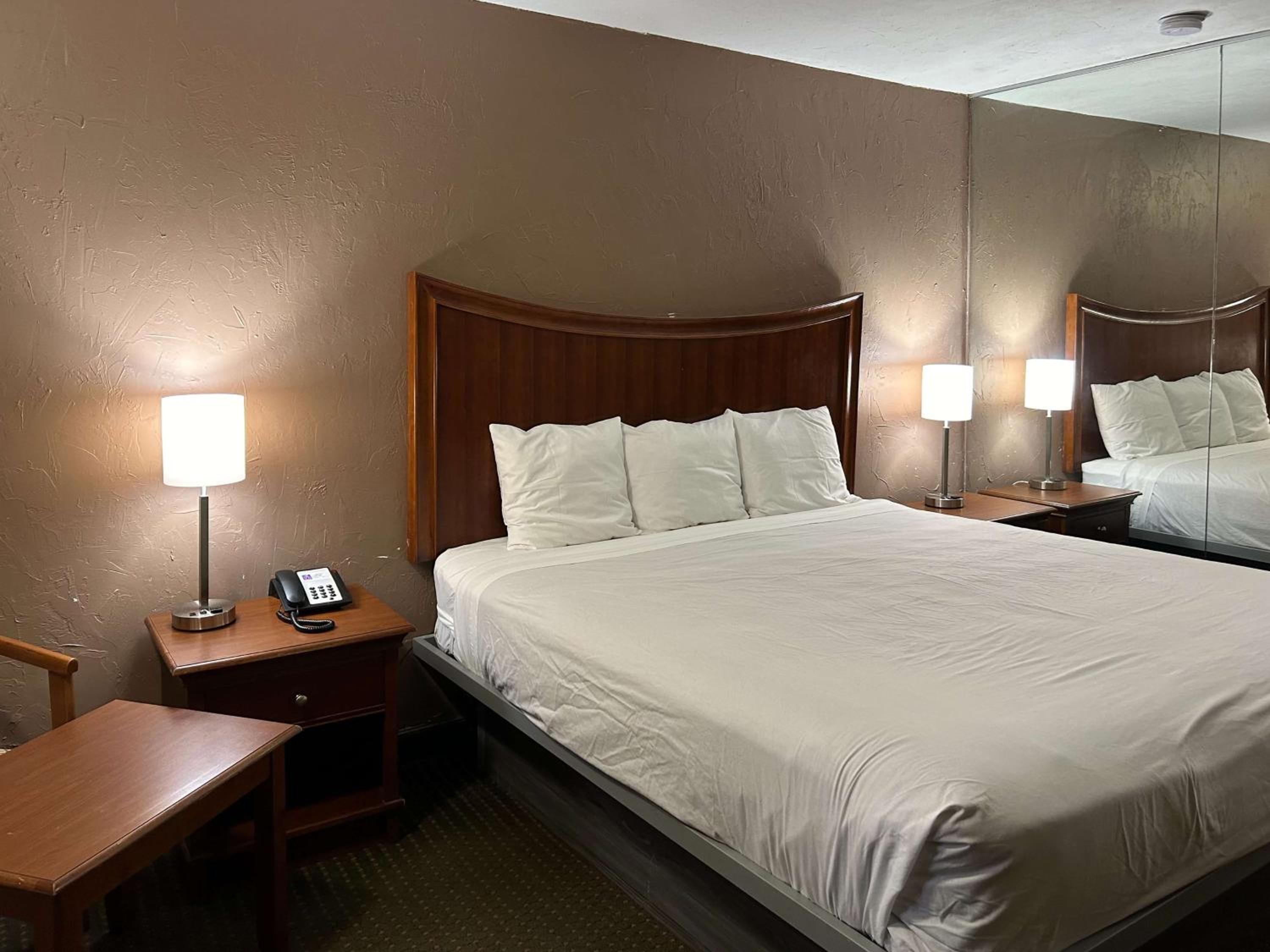 King Room - Non-Smoking - Photo 2