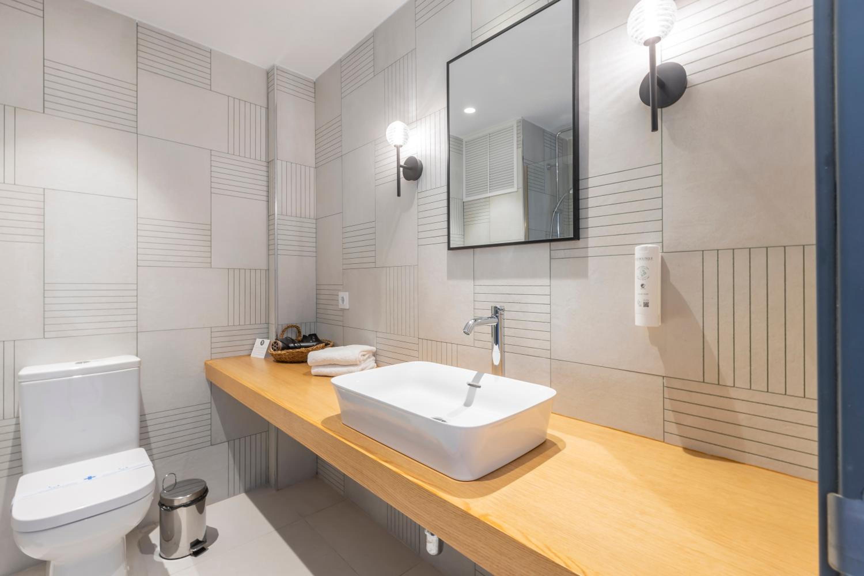 Triple Room (2 Adults + 1 Child) photo 2