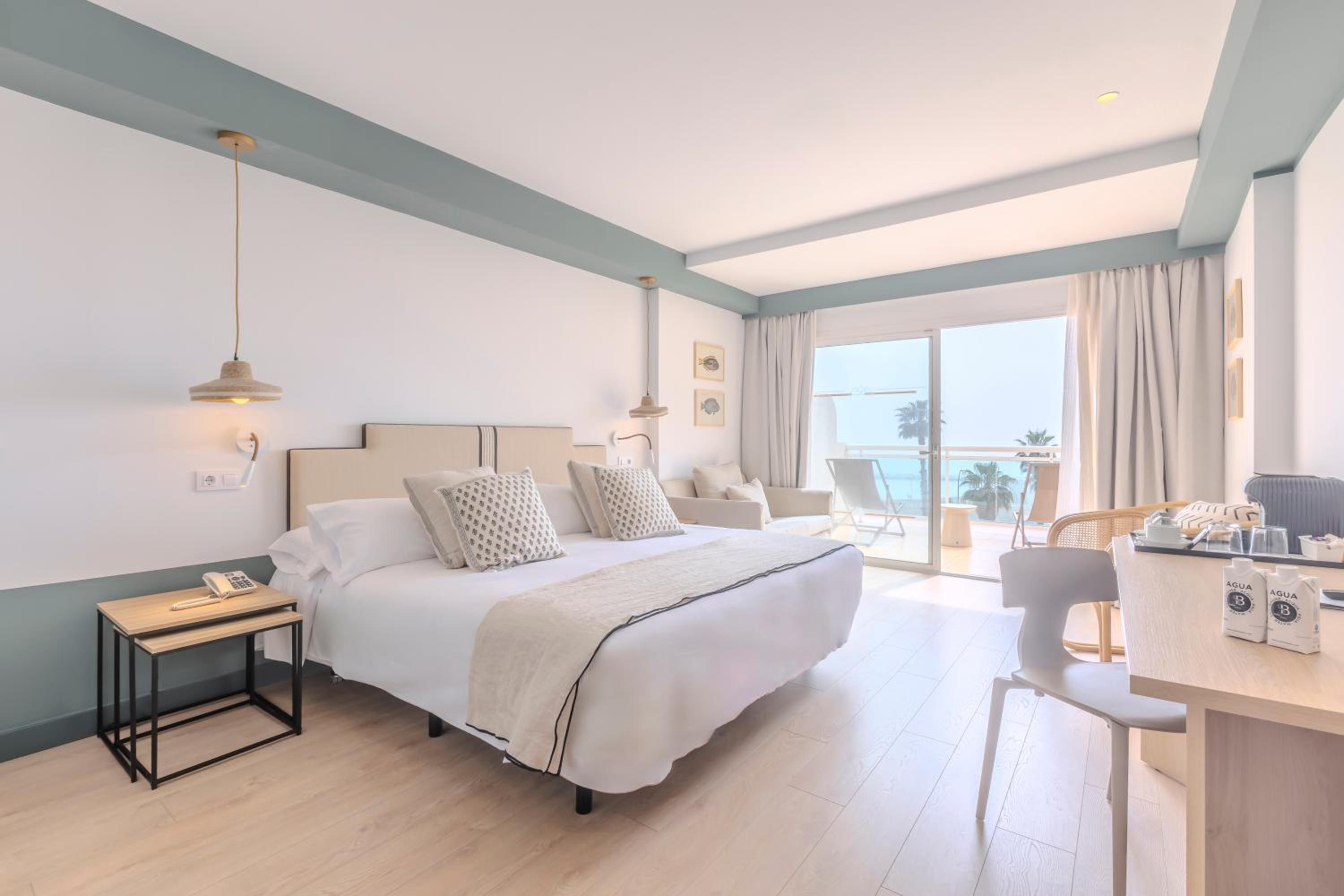 Habitación triple con vista al mar.