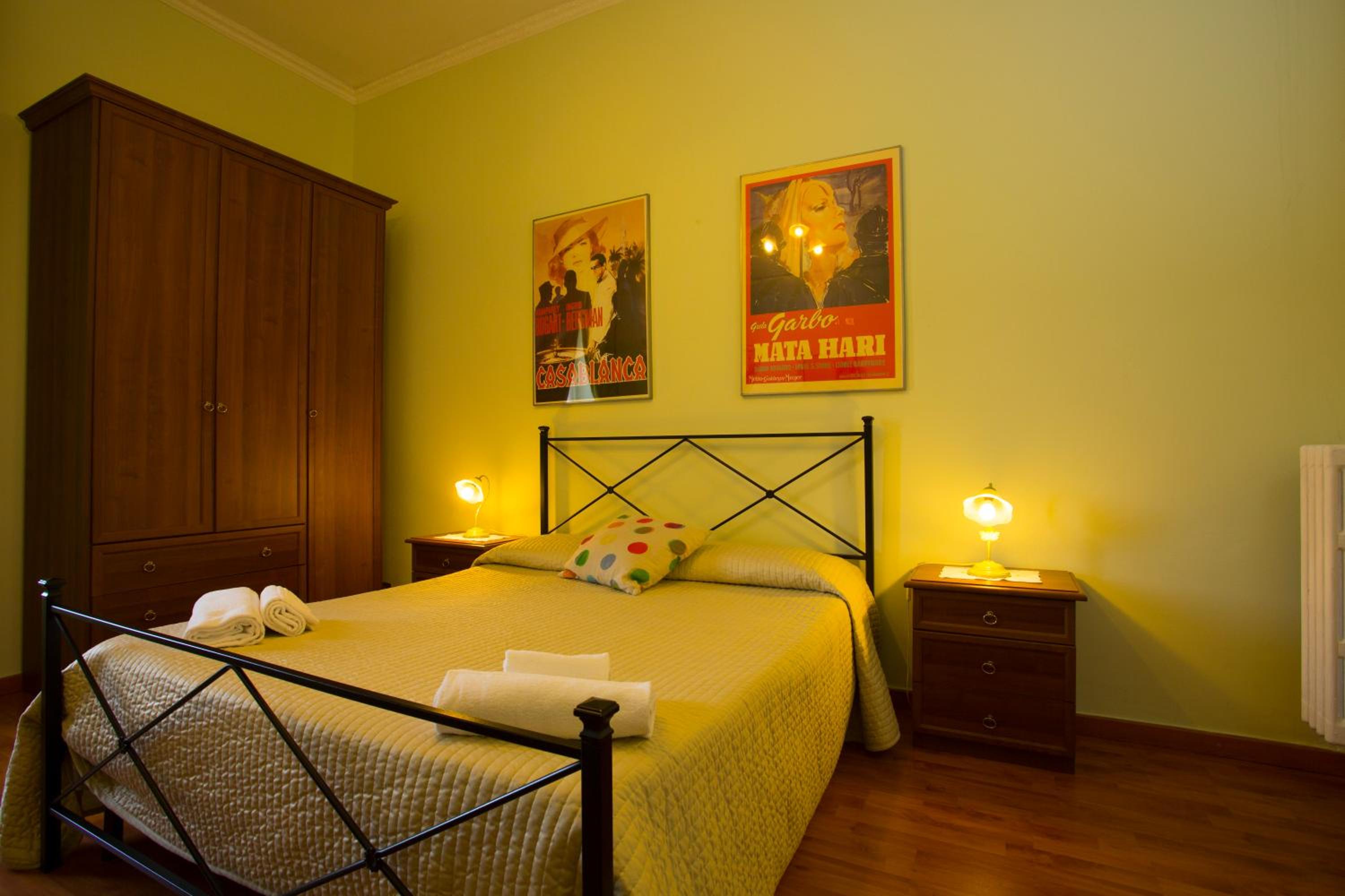 Double Room with Shared Bathroom photo 2